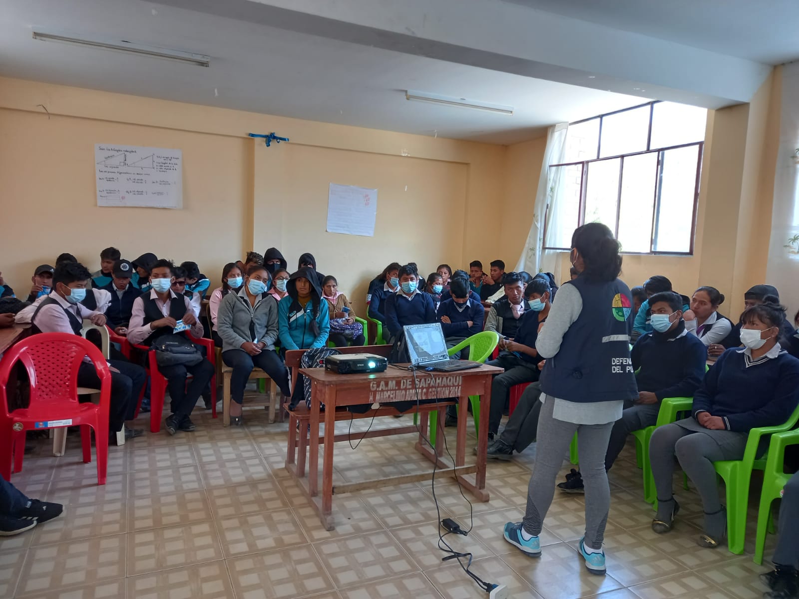 Defensoría del Pueblo socializa sentencia constitucional sobre interrupción legal del embarazo y transmite información a estudiantes del municipio de Sapahaqui acerca del acoso escolar y la trata y tráfico de personas