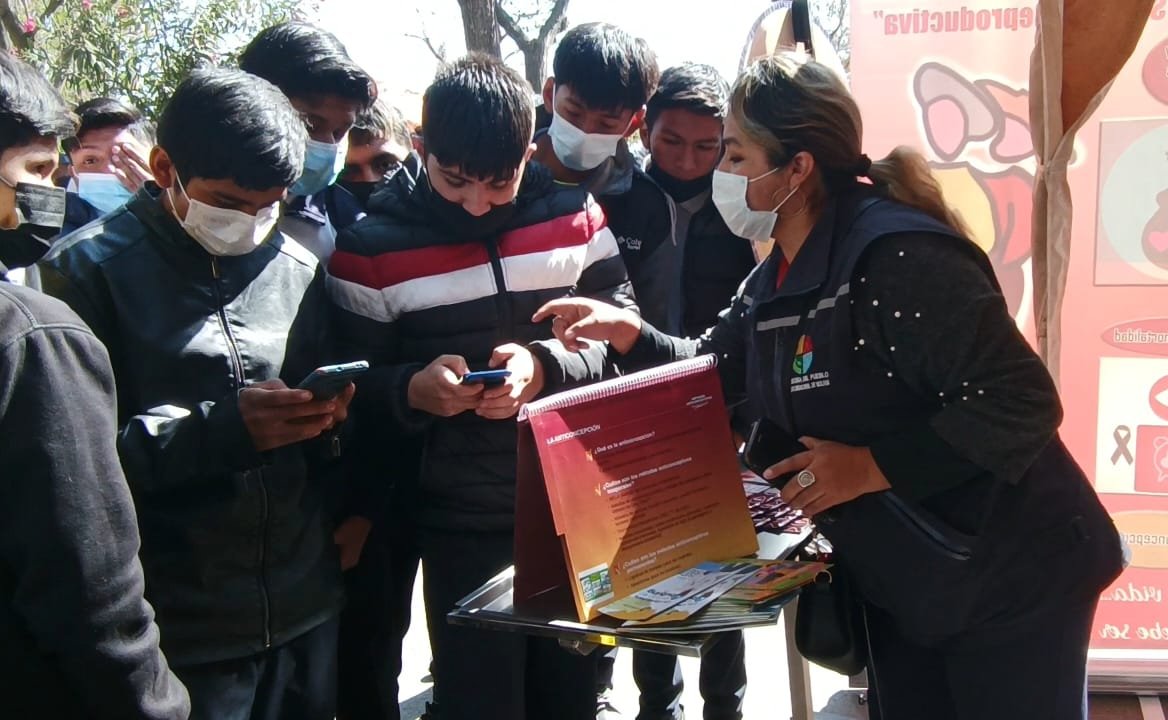 LA DEFENSORÍA DEL PUEBLO EN TARIJA PROMUEVE EL USO DE LA PLATAFORMA “ME QUIERO, ME CUIDO” EN FERIA DE PREVENCIÓN DEL EMBARAZO ADOLESCENTE