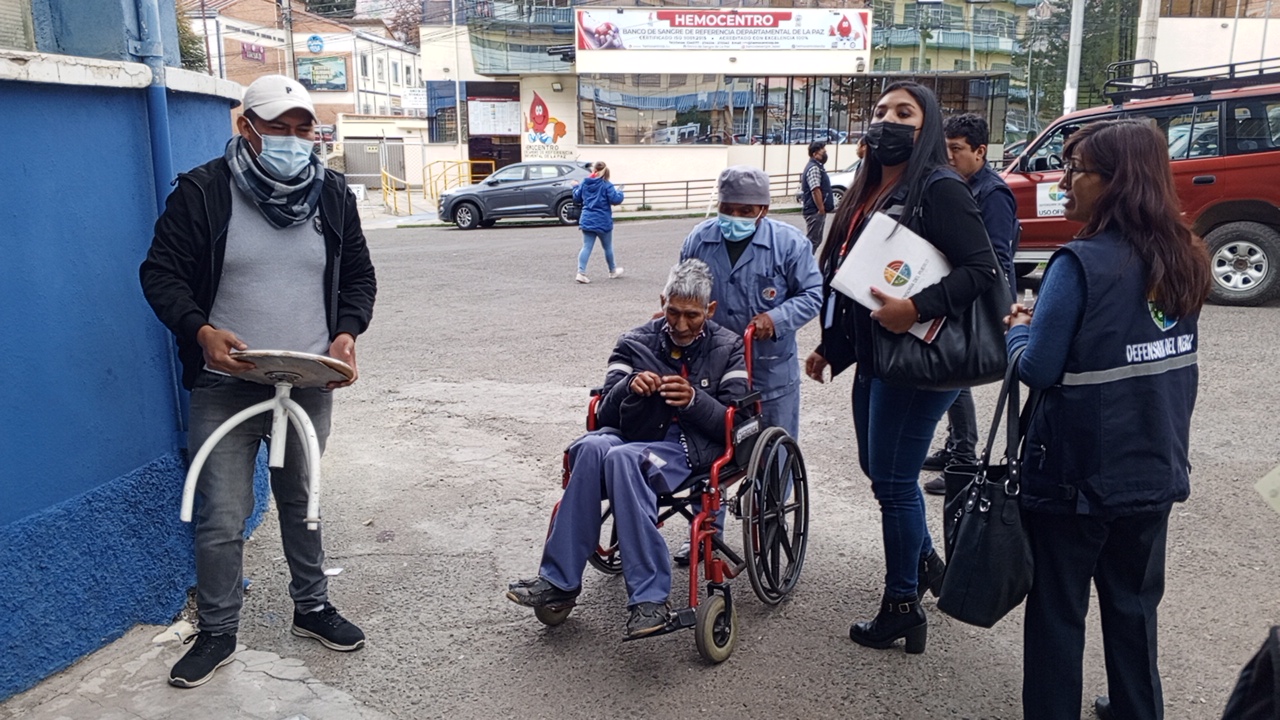 La Paz: En el tercer día de paro médico la Defensoría del Pueblo viabilizó la atención a pacientes del complejo hospitalario de Miraflores