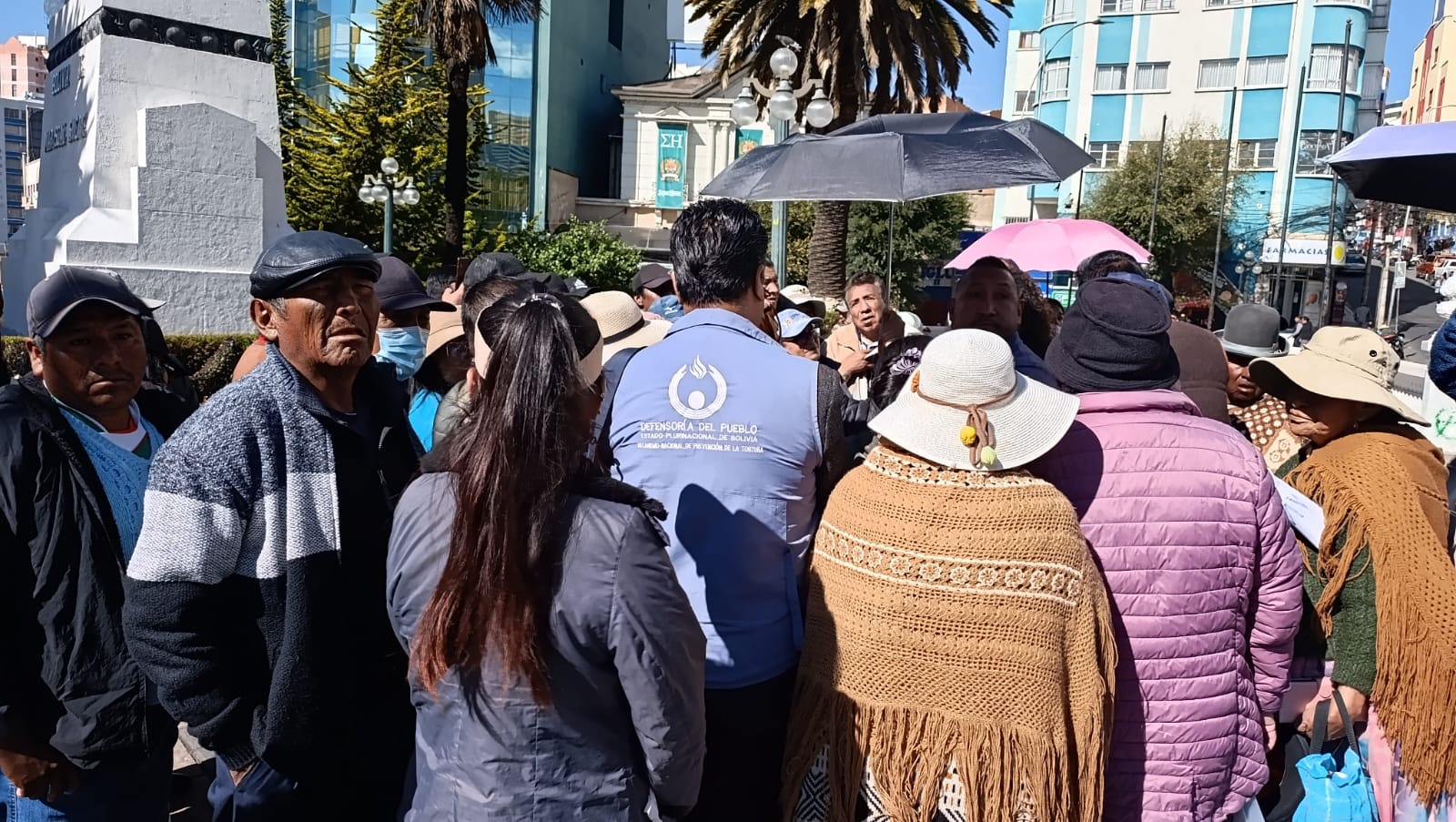 DEFENSOR DEL PUEBLO GESTIONA ATENCIÓN A PACIENTES RENALES Y MONITOREA MOVILIZACIONES EN LA PAZ Y EL ALTO