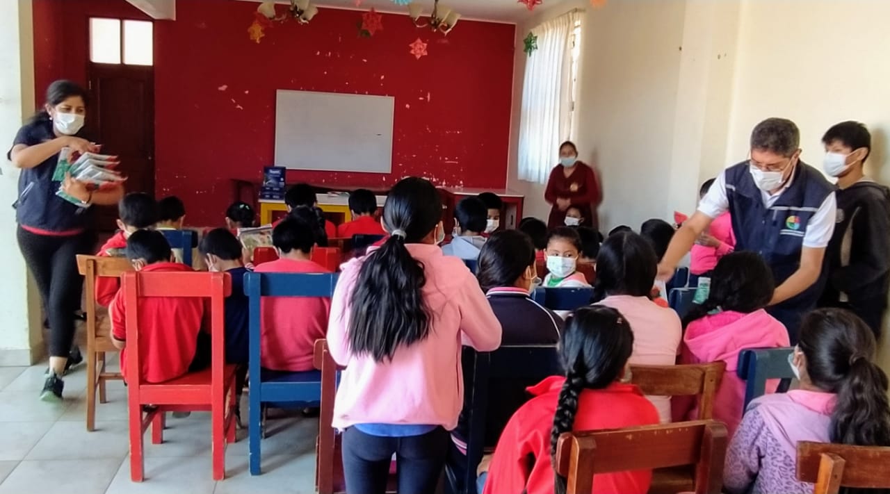 Defensoría del Pueblo entrega materiales de información y sensibilización al centro de acogida de niñas y niños Sawatzky en Camargo