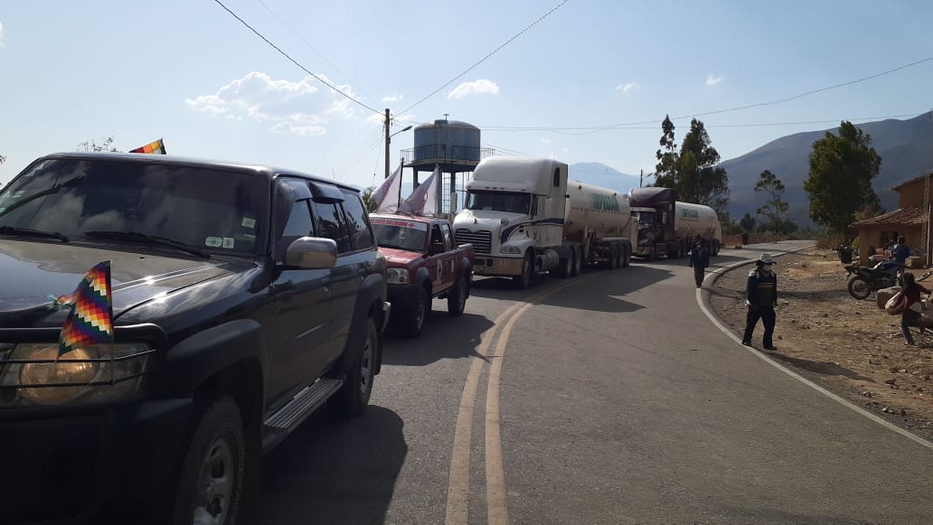 Defensoría del Pueblo encabeza caravana de cisternas con oxígeno medicinal que va rumbo a La Paz
