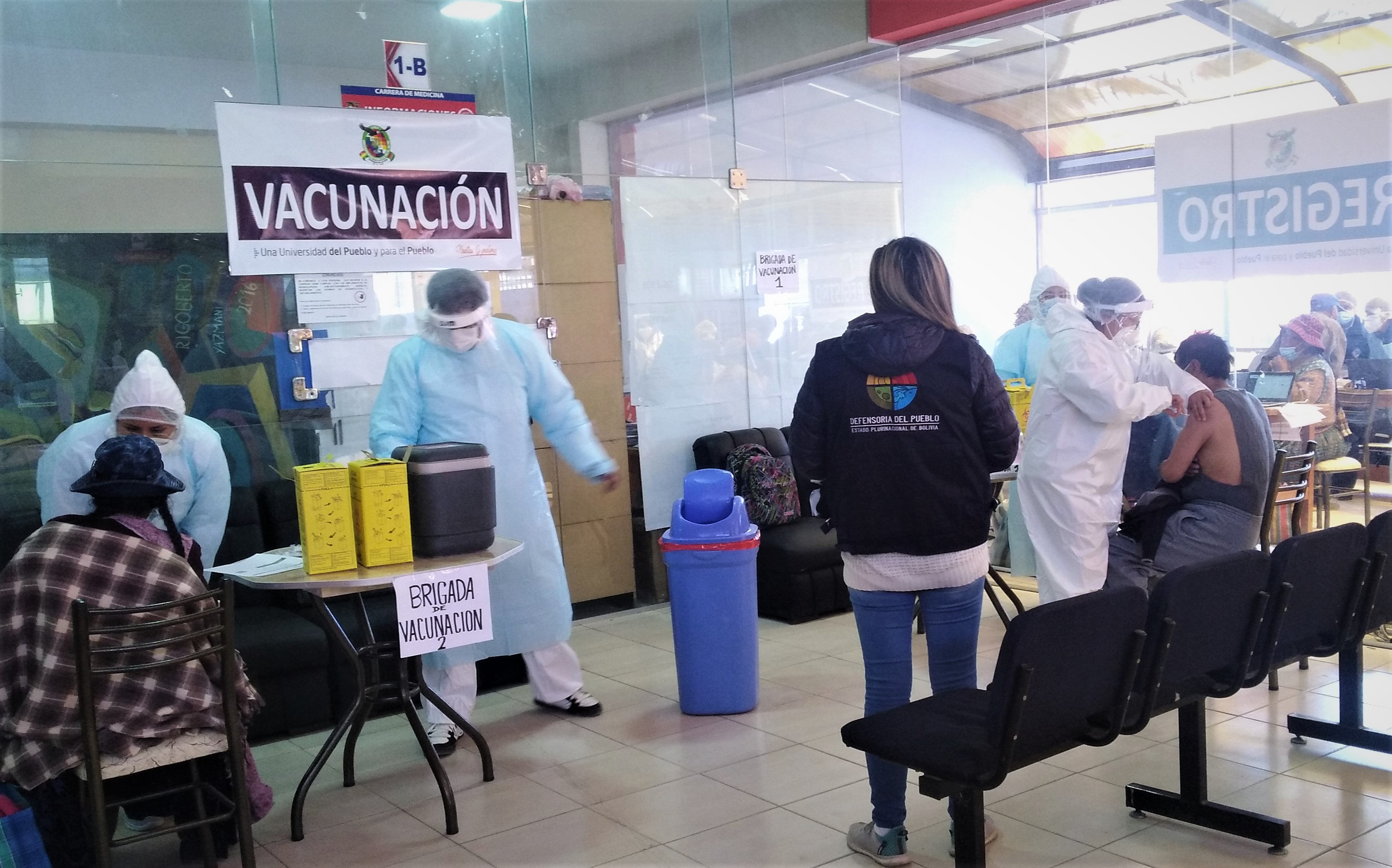 Verificación defensorial evidencia afluencia de adultos mayores en primera jornada de vacunación masiva contra el Covid-19 en la ciudad de El Alto
