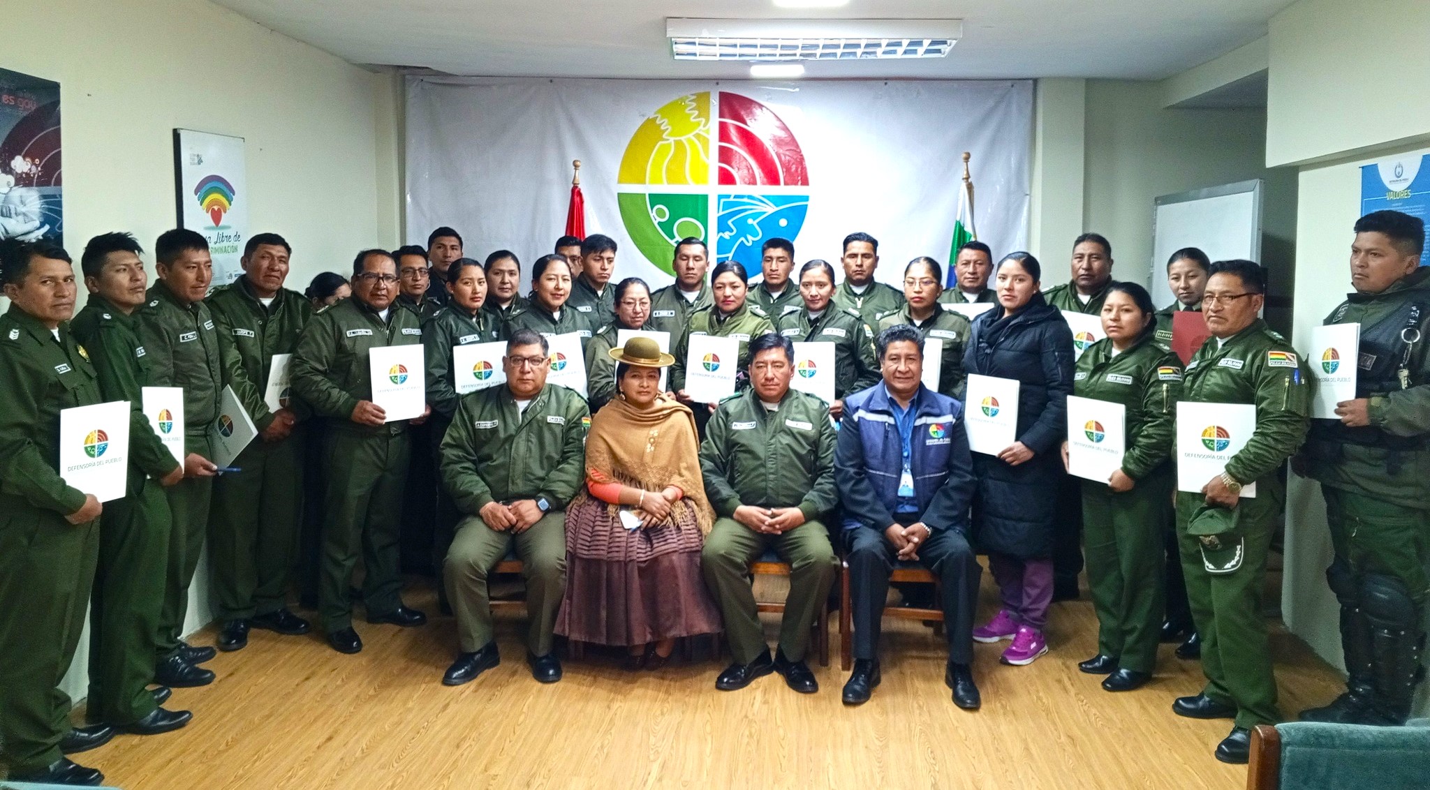 DEFENSORÍA DEL PUEBLO ENTREGA CERTIFICADOS A POLICÍAS DEL COMANDO REGIONAL EL ALTO FORMADOS EN DERECHOS HUMANOS