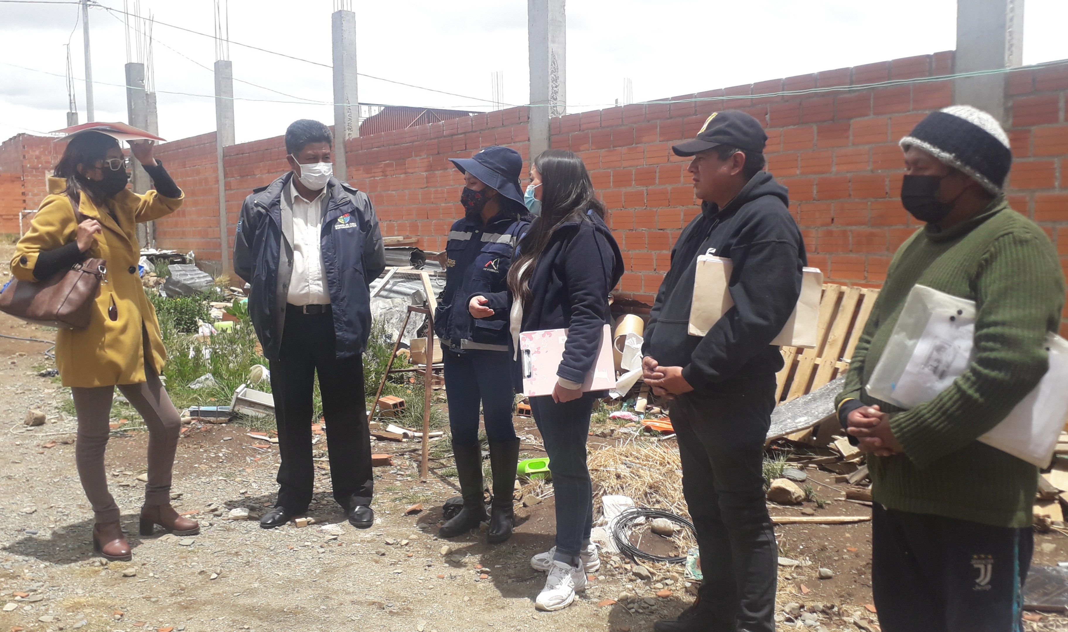 En El Alto, la Defensoría del Pueblo realiza una inspección para que una familia de 5 niños con escoliosis pueda tener su vivienda