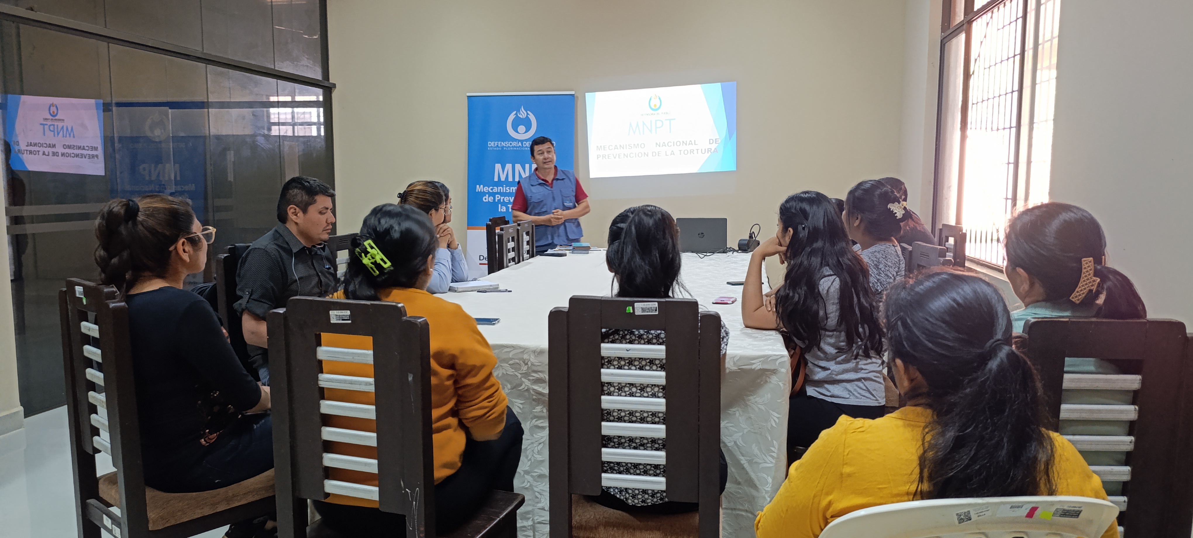 CARAPARÍ: DEFENSORÍA DEL PUEBLO FORTALECE PREVENCIÓN DE LA TORTURA Y DERECHOS HUMANOS CON TALLER DIRIGIDO A FUNCIONARIOS DEL SEREGES