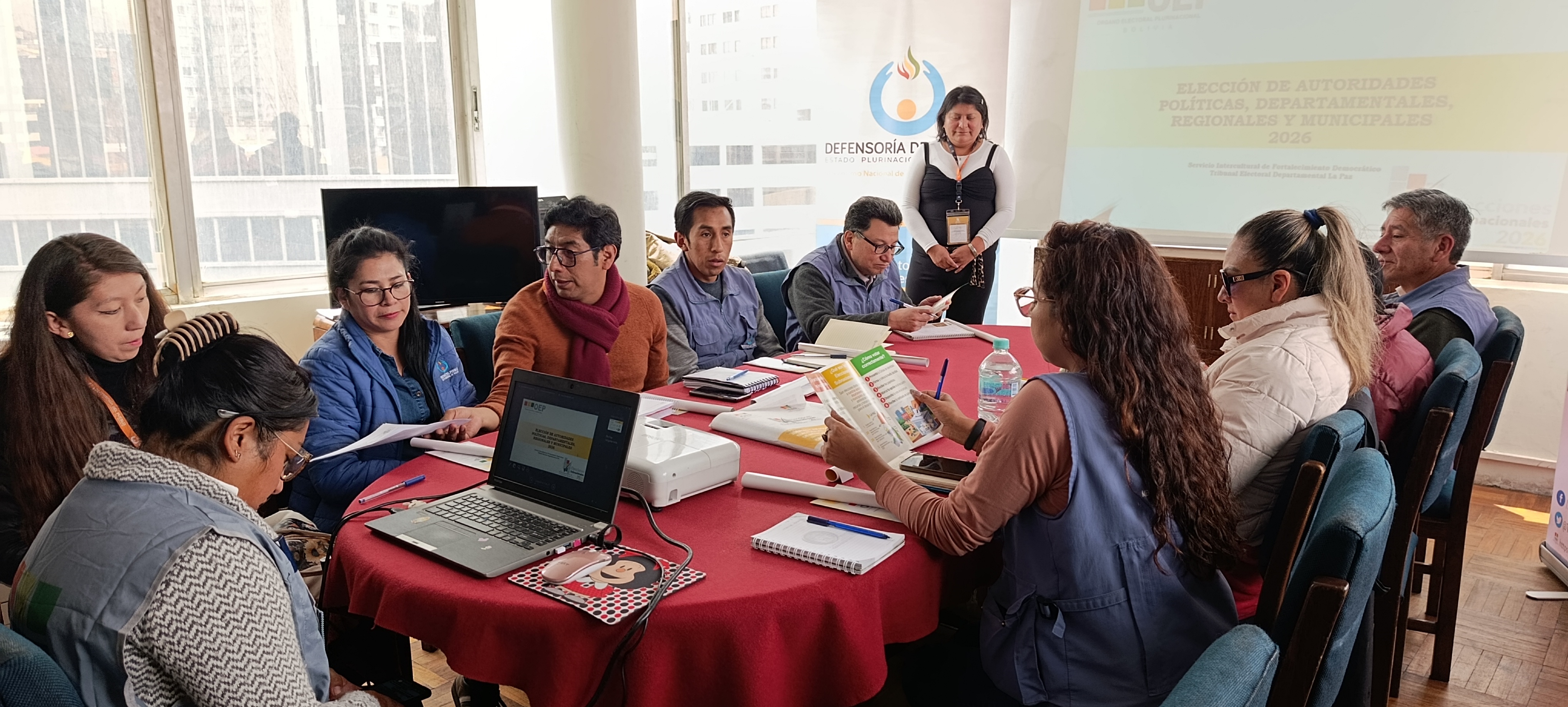 LA DEFENSORÍA DEL PUEBLO CAPACITA A SU PERSONAL Y A MONITORES CIUDADANOS EN LA PAZ PARA LAS ELECCIONES SUBNACIONALES DEL 22 DE MARZO