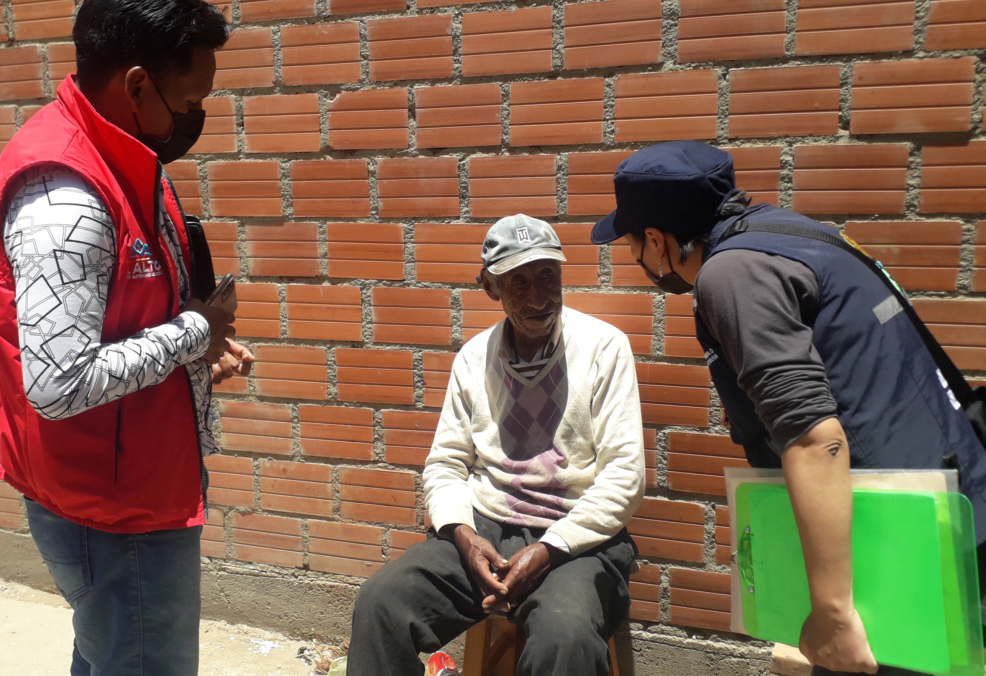 La Defensoría del Pueblo logra que familiares de dos adultos mayores abandonados en El Alto se comprometan a cuidarlos