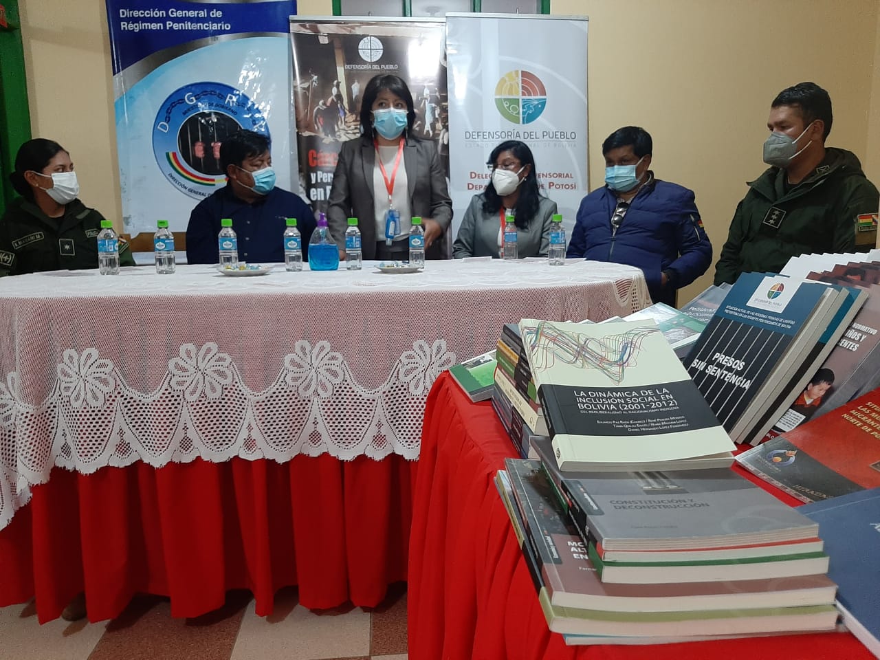 Defensoría del Pueblo entrega libros en el centro carcelario Santo Domingo de Cantumarca en Potosí