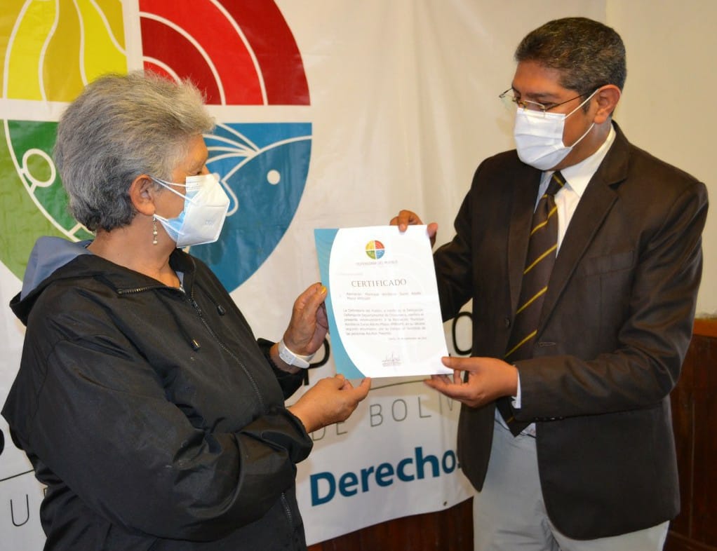 Defensoría del Pueblo entrega reconocimiento a la Asociación Municipal de Personas Adultas Mayores de la ciudad de Sucre, en su décimo segundo aniversario