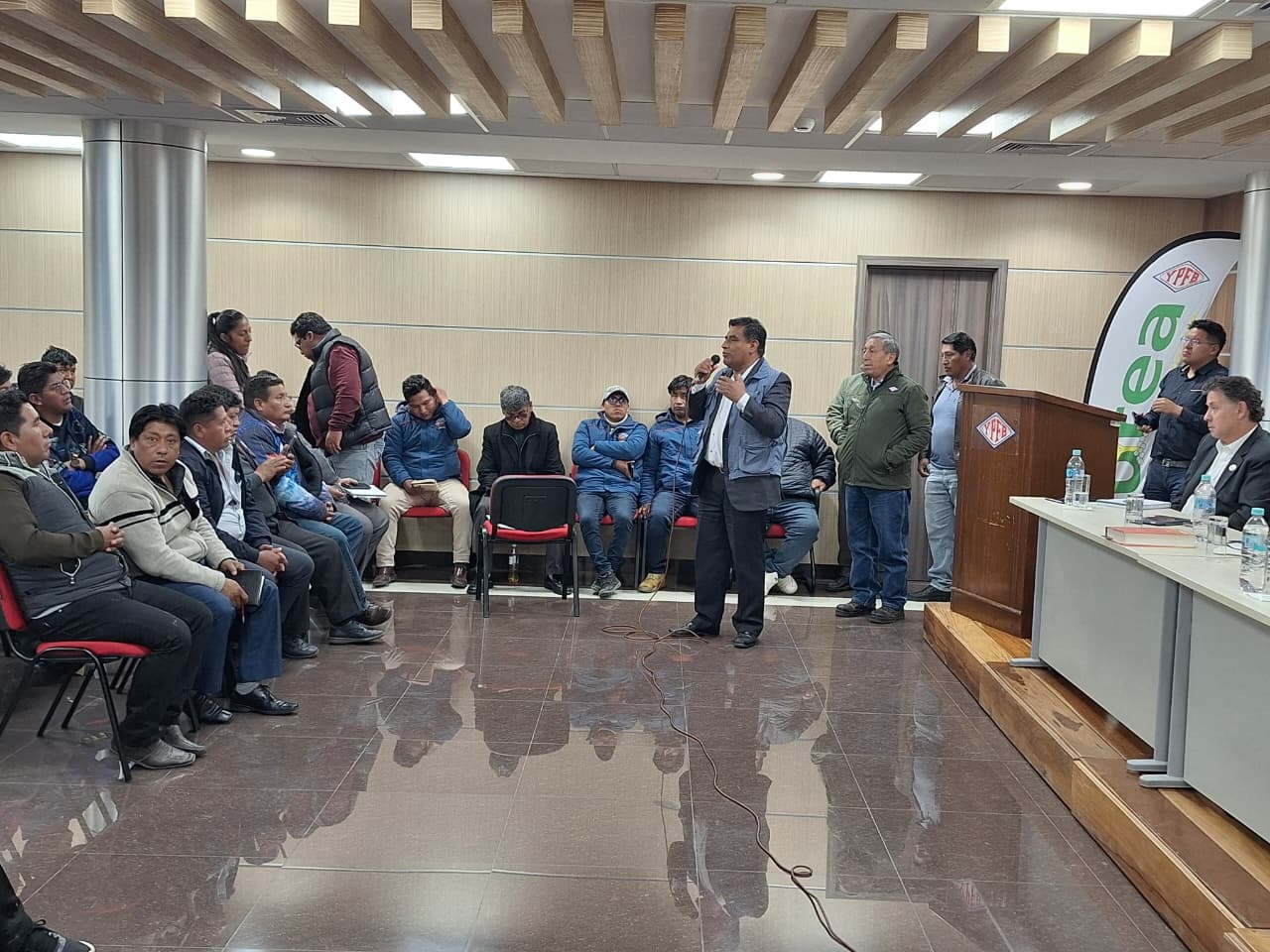 DEFENSORÍA DEL PUEBLO EN ORURO ACOMPAÑA EL DIÁLOGO ENTRE TRANSPORTISTAS Y AUTORIDADES EN RESGUARDO DE LOS DERECHOS DE LA POBLACIÓN