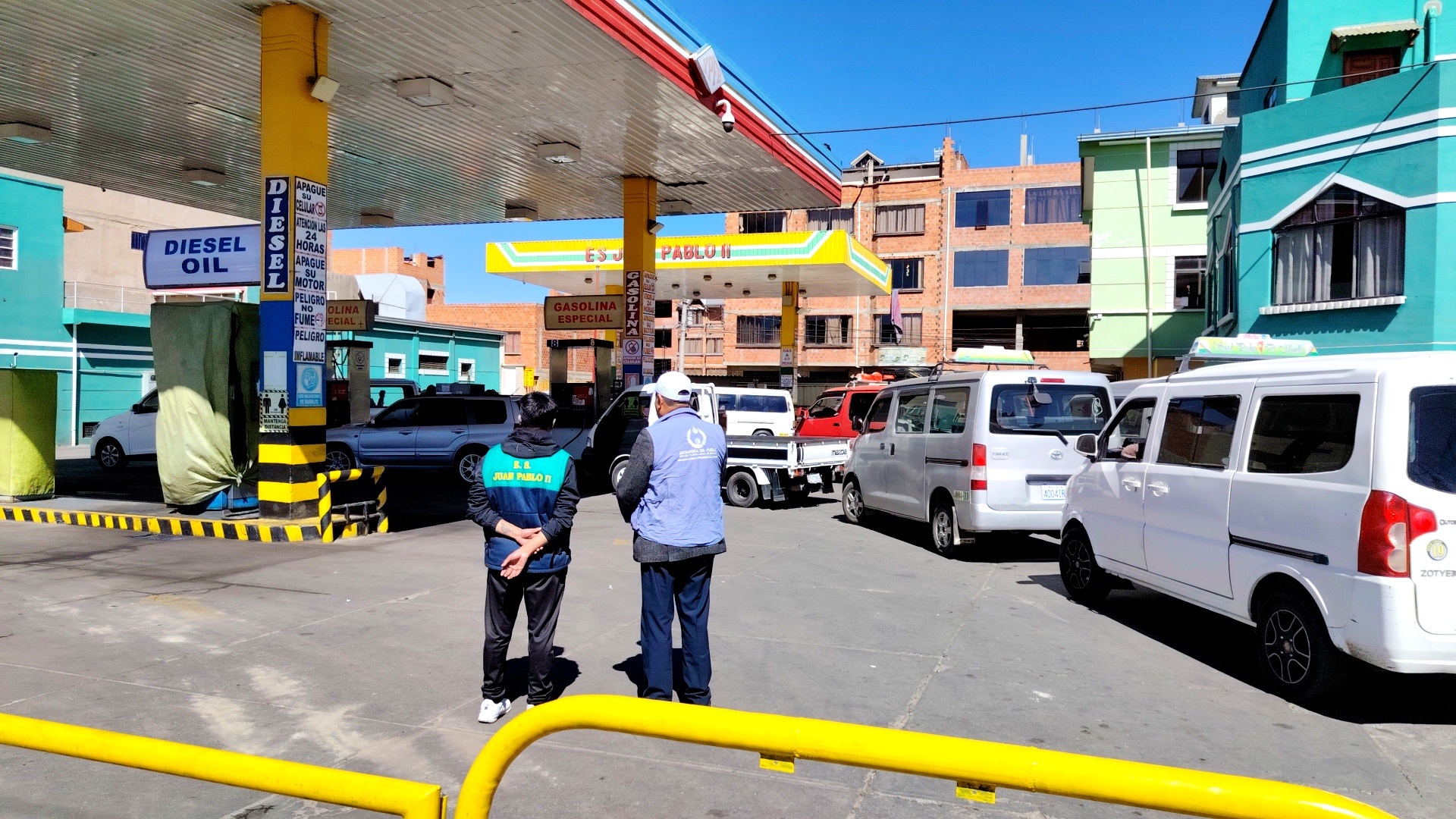 DEFENSOR DEL PUEBLO VERIFICA LA PROVISIÓN DE COMBUSTIBLE Y LAS FILAS EN ESTACIONES DE SERVICIO DE EL ALTO