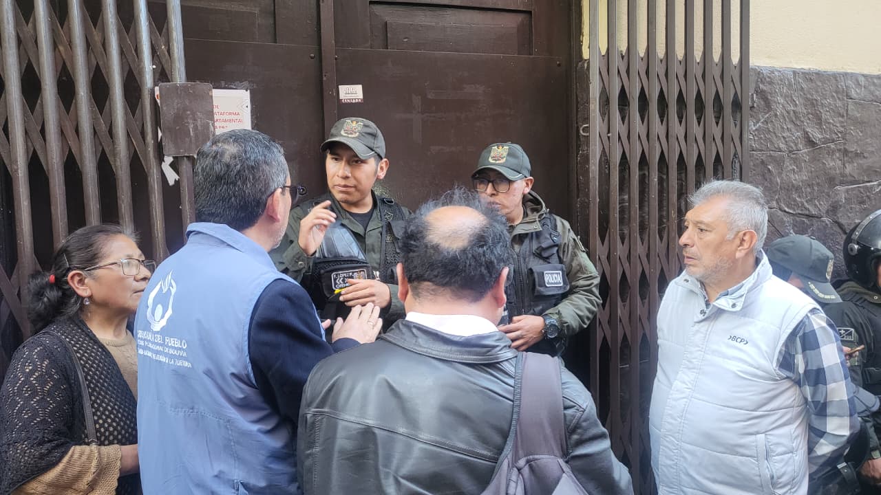 Defensor del Pueblo verifica situación de fabriles aprehendidos y llama al diálogo