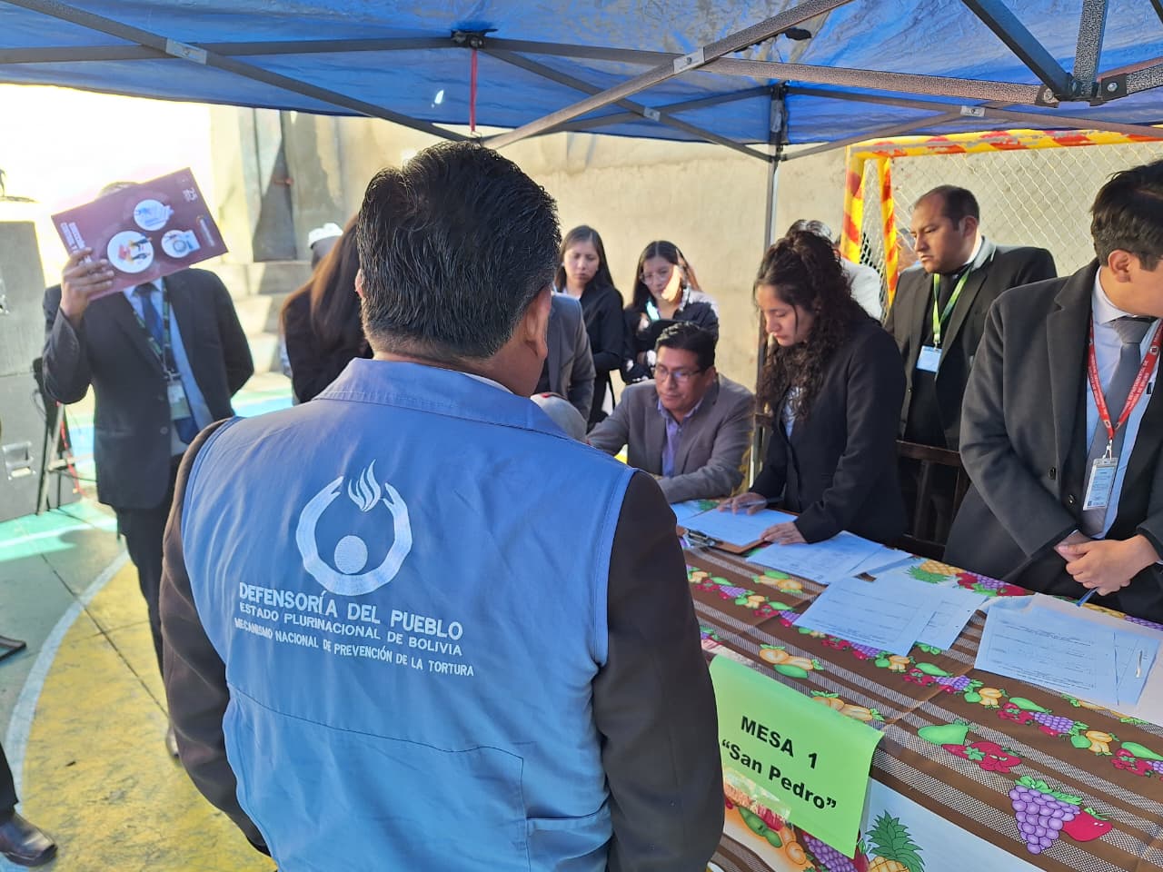 DEFENSORÍA DEL PUEBLO ACTIVA MESAS MÓVILES EN CÁRCELES DE ORURO PARA GARANTIZAR DERECHOS DE PERSONAS PRIVADAS DE LIBERTAD