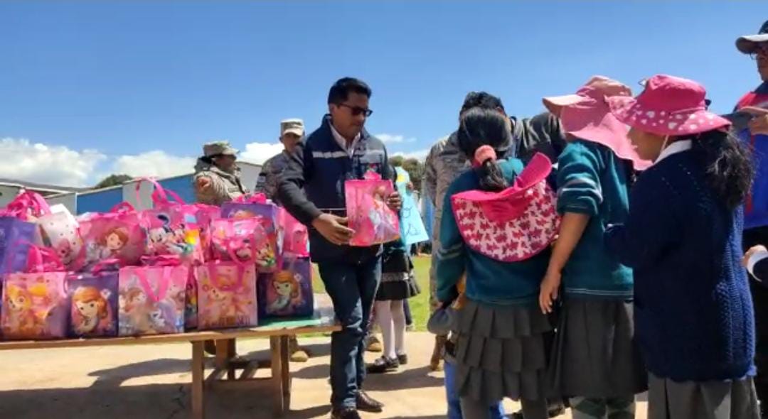 Defensoría del Pueblo, en conmemoración al día del niño y niña, realizó un agasajo en el núcleo educativo, San Antonio del municipio de Guaqui