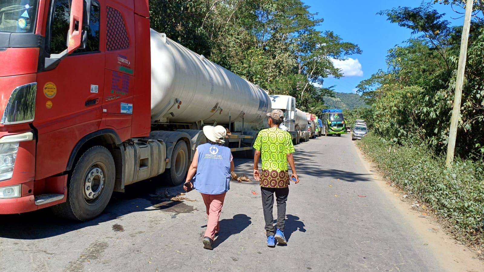 DEFENSORÍA DEL PUEBLO VERIFICA SITUACIÓN EN EL PUNTO DE BLOQUEO TURCO CALA DE LA CARRETERA CARANAVI – LA PAZ Y GESTIONA PASO HUMANITARIO
