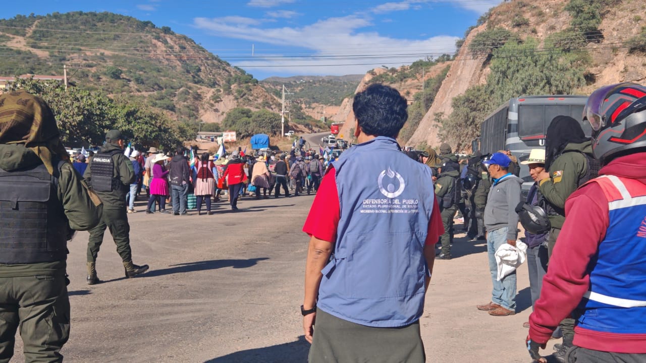 Defensoría del Pueblo monitorea caravana que partió de Parotani y se dirige a la sede de Gobierno