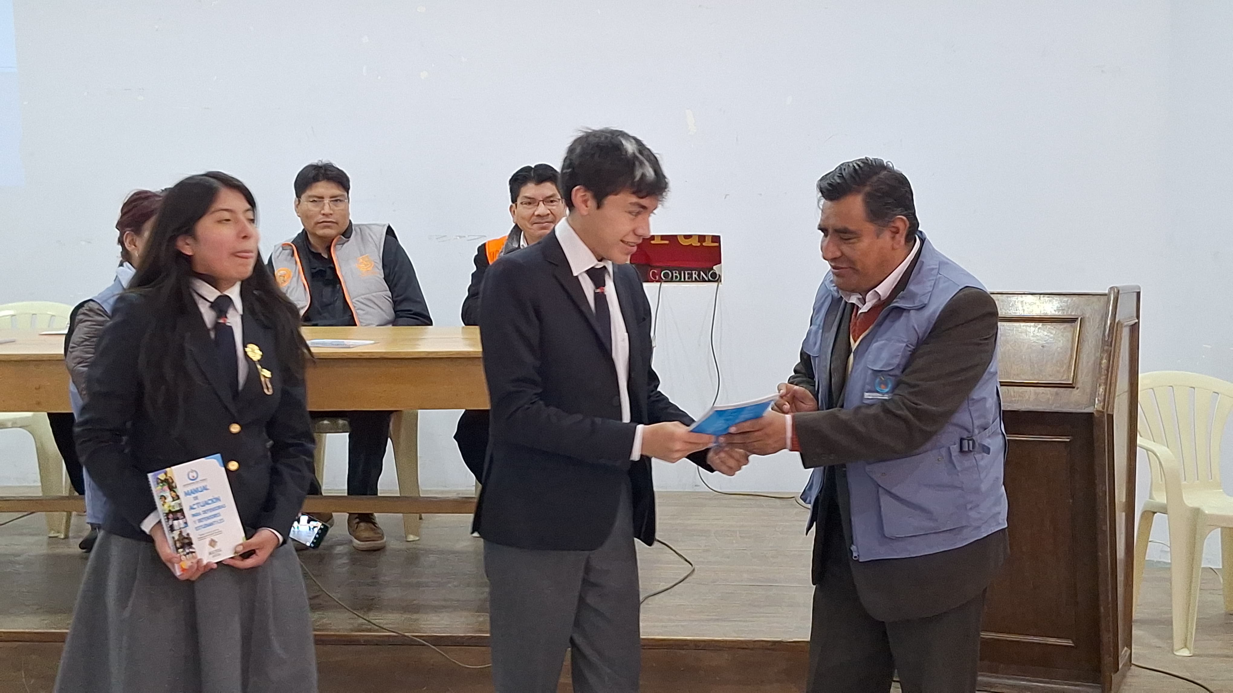 EN ORURO, DEFENSORIA DEL PUEBLO ENTREGÓ EL MANUAL DE ACTUACIONES PARA DEFENSORES ESTUDIANTILES