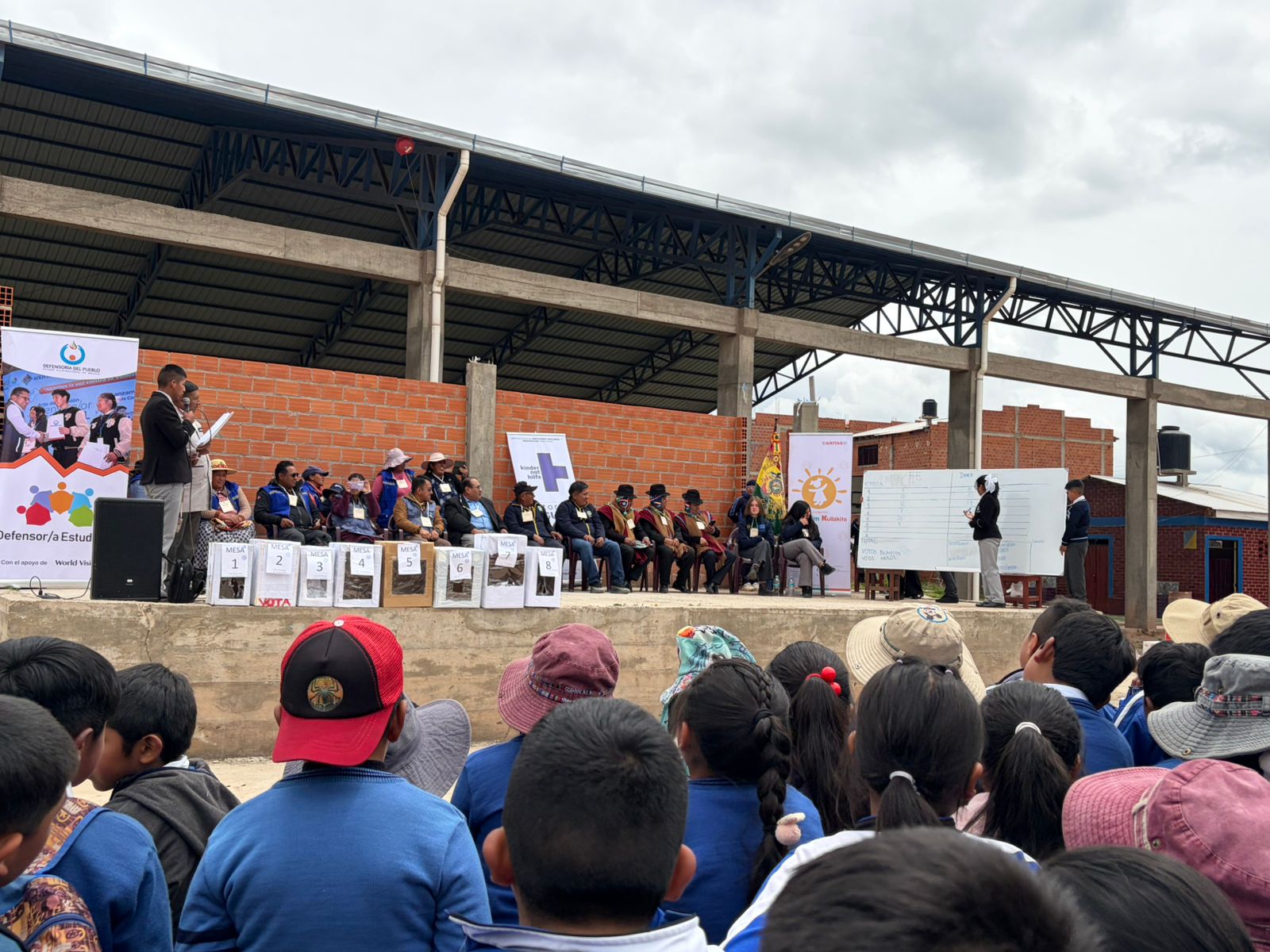 DESAGUADERO: DEFENSORÍA DEL PUEBLO OBSERVA PROCESO DE ELECCIÓN DE DEFENSORES ESTUDIANTILES Y DESTACA LA PARTICIPACIÓN ACTIVA DE NIÑAS, NIÑOS Y ADOLESCENTES