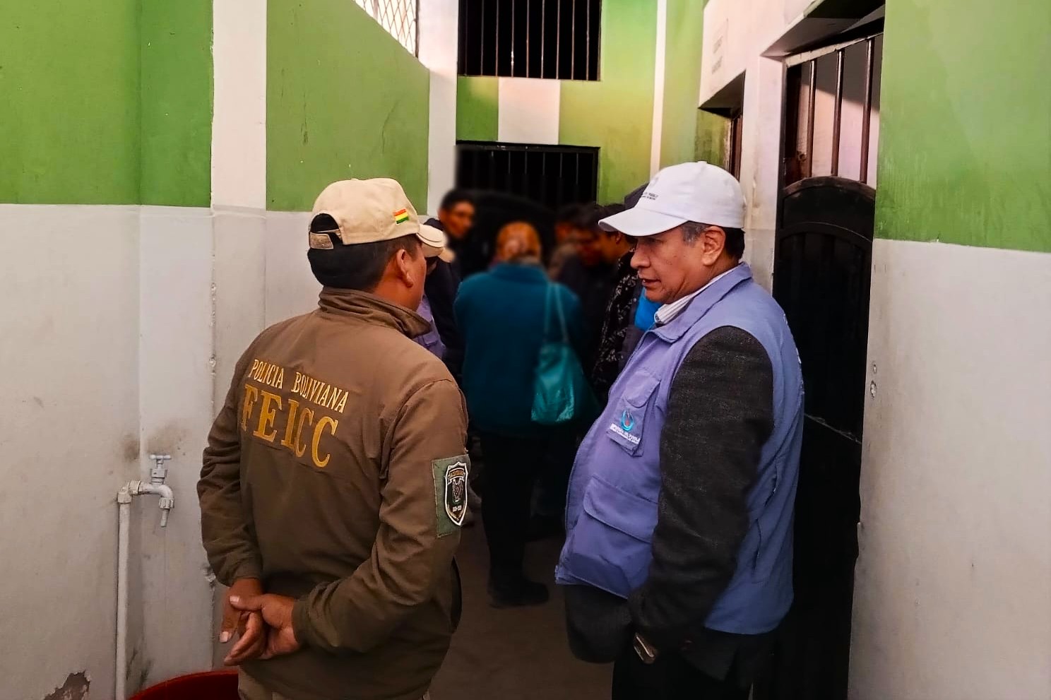 DEFENSOR DEL PUEBLO VERIFICA SITUACIÓN DE PERSONAS APREHENDIDAS EN CELDAS DE LA FELCC DE EL ALTO
