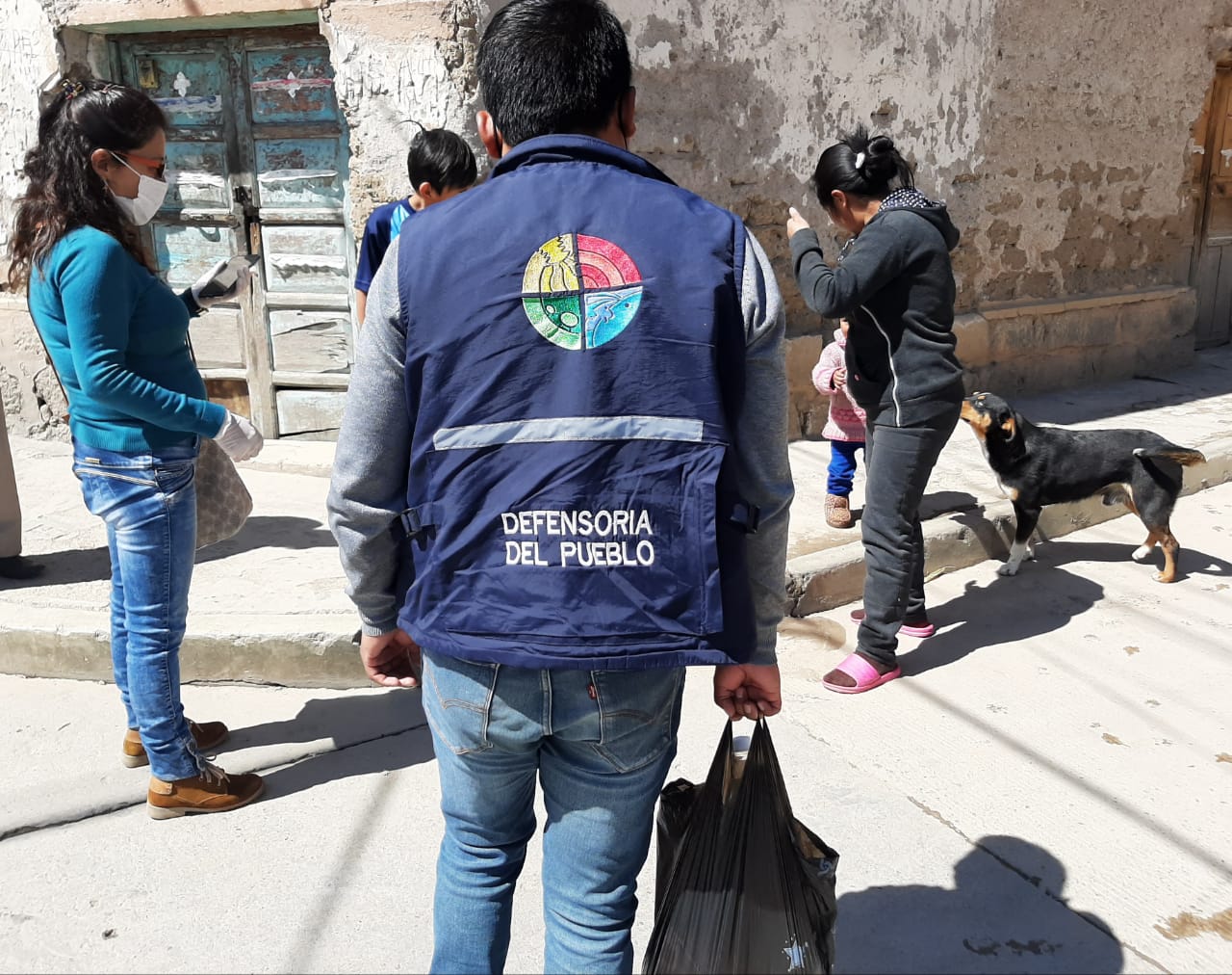 DEFENSORÍA DEL PUEBLO Y MESA DEL SOCIAL HACEN ENTREGA DE VÍVERES A FAMILIAS NECESITADAS DE PERSONAS PRIVADAS DE LIBERTAD