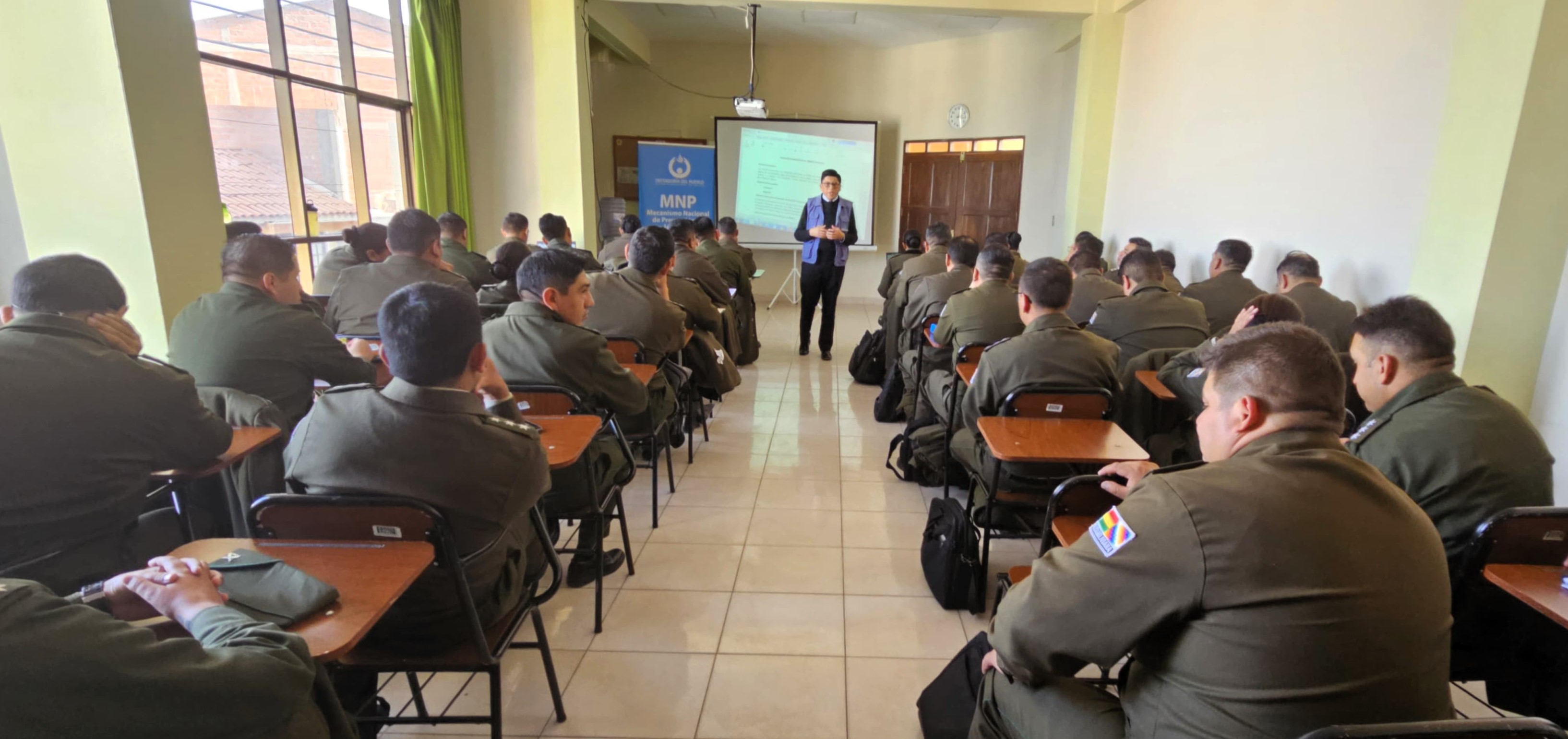 Más de 100 capitanes de la Escuela Superior de Post Grado de la Policía de Chuquisaca se capacitan temáticas vinculadas a los derechos humanos en el ejercicio policial