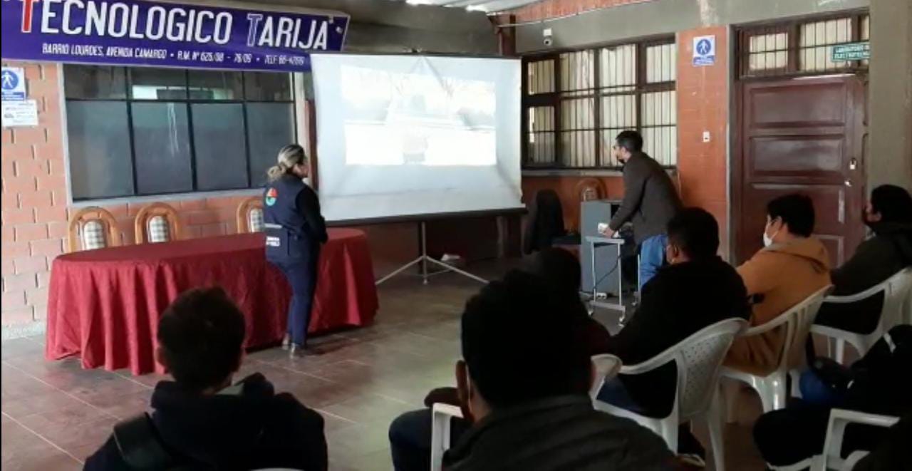 ESTUDIANTES DEL INSTITUTO TECNOLÓGICO DE TARIJA PARTICIPAN DE CICLO DE CINE CONTRA LA TRATA DE PERSONAS ORGANIZADO POR LA DEFENSORÍA DEL PUEBLO