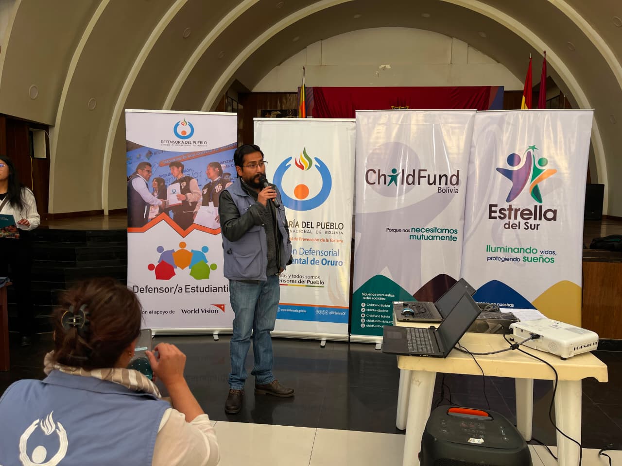 DEFENSORÍA DEL PUEBLO FORTALECE PROGRAMA “DEFENSORES ESTUDIANTILES” CON ENTREGA DE MANUALES DE ATENCIÓN A 121 ESTUDIANTES EN ORURO
