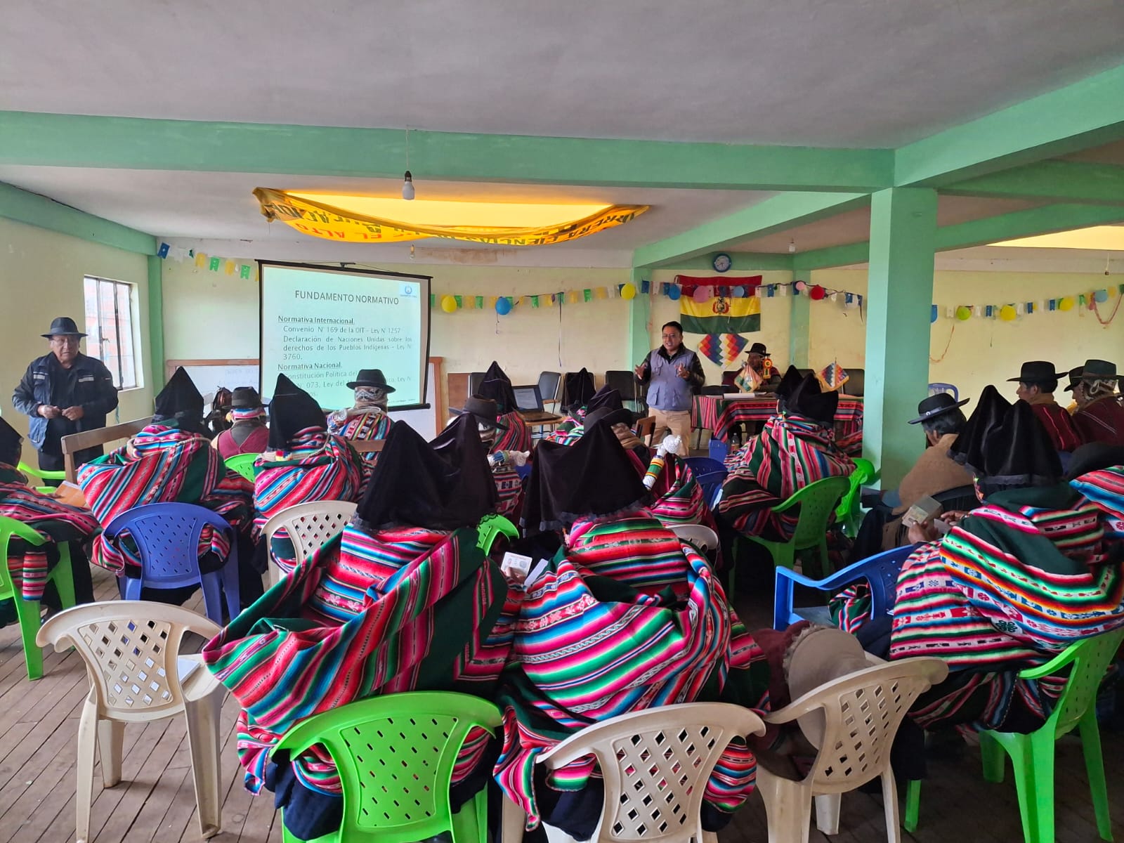 DEFENSORÍA DEL PUEBLO FORTALECE LOS DERECHOS HUMANOS Y LA APLICACIÓN DE LA JUSTICIA INDÍGENA EN TALLER CON AUTORIDADES ORIGINARIAS DE JESÚS DE MACHACA