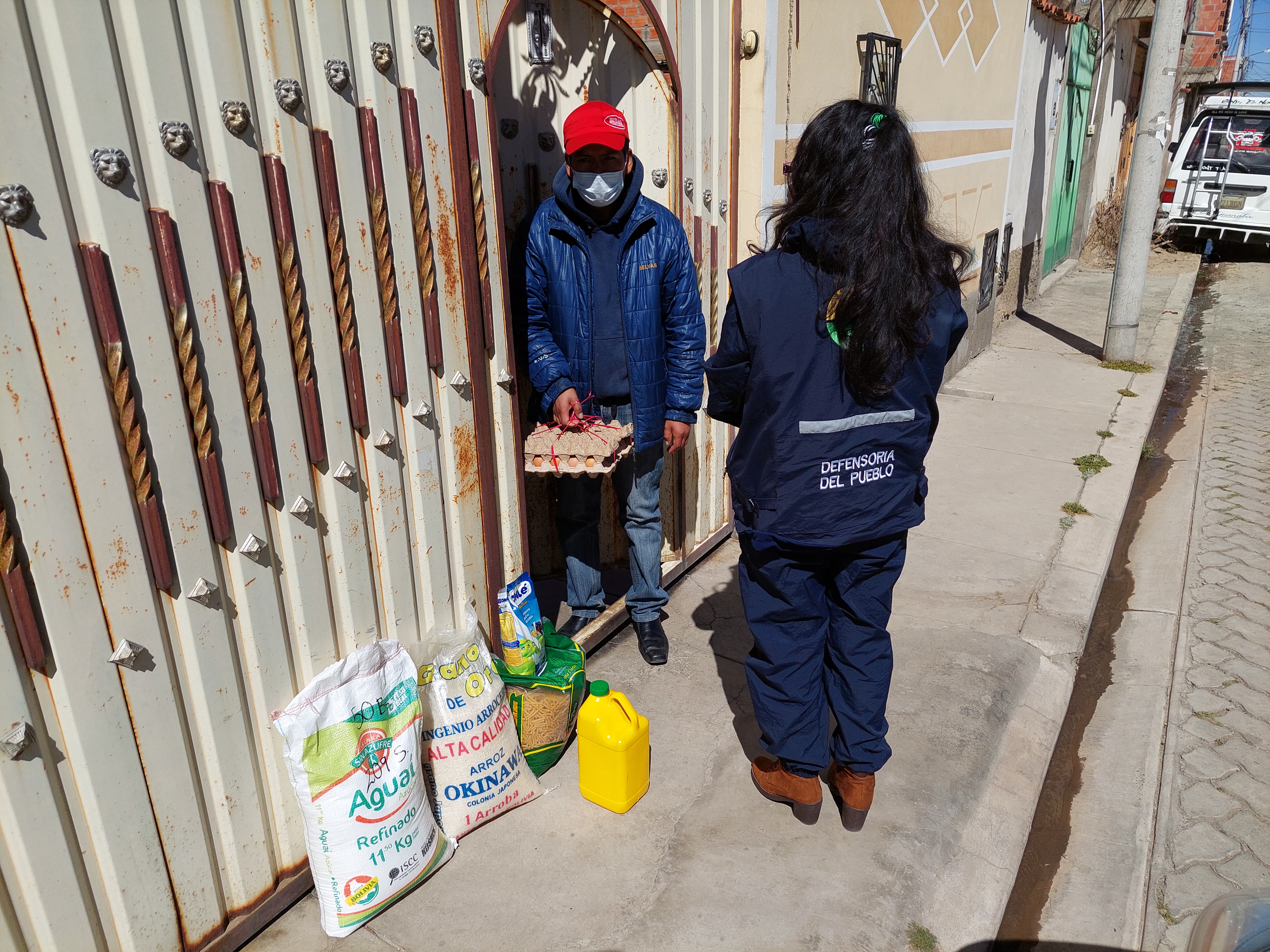 Defensoría del Pueblo entrega ayuda humanitaria a familia afectada económicamente por la pandemia en la ciudad de El Alto