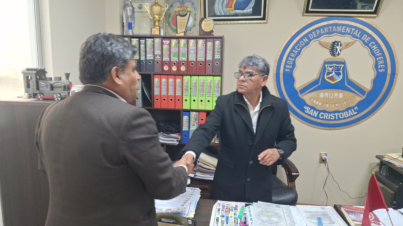 DEFENSORÍA DEL PUEBLO EN ORURO REALIZA SEGUIMIENTO AL CONFLICTO DEL TRANSPORTE Y GESTIONA EL PASO DE AMBULANCIAS POR PUNTOS DE BLOQUEO
