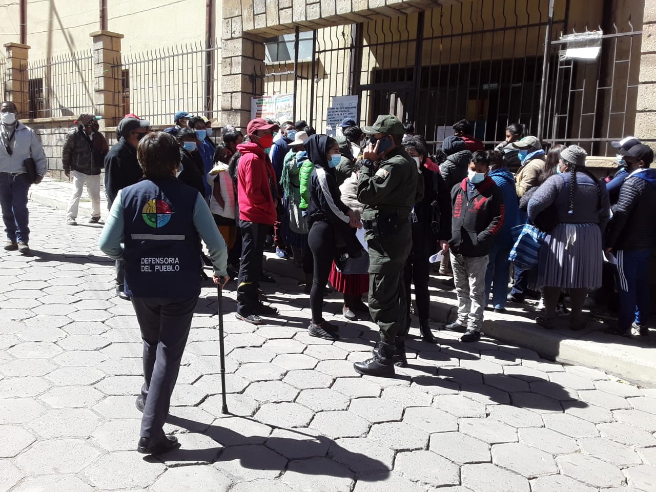 DEFENSORÍA DEL PUEBLO EXHORTA FORTALECER PUNTOS DE VACUNACIÓN CONTRA LA COVID ANTE INCREMENTO DE LA DEMANDA DE VACUNAS EN POTOSÍ