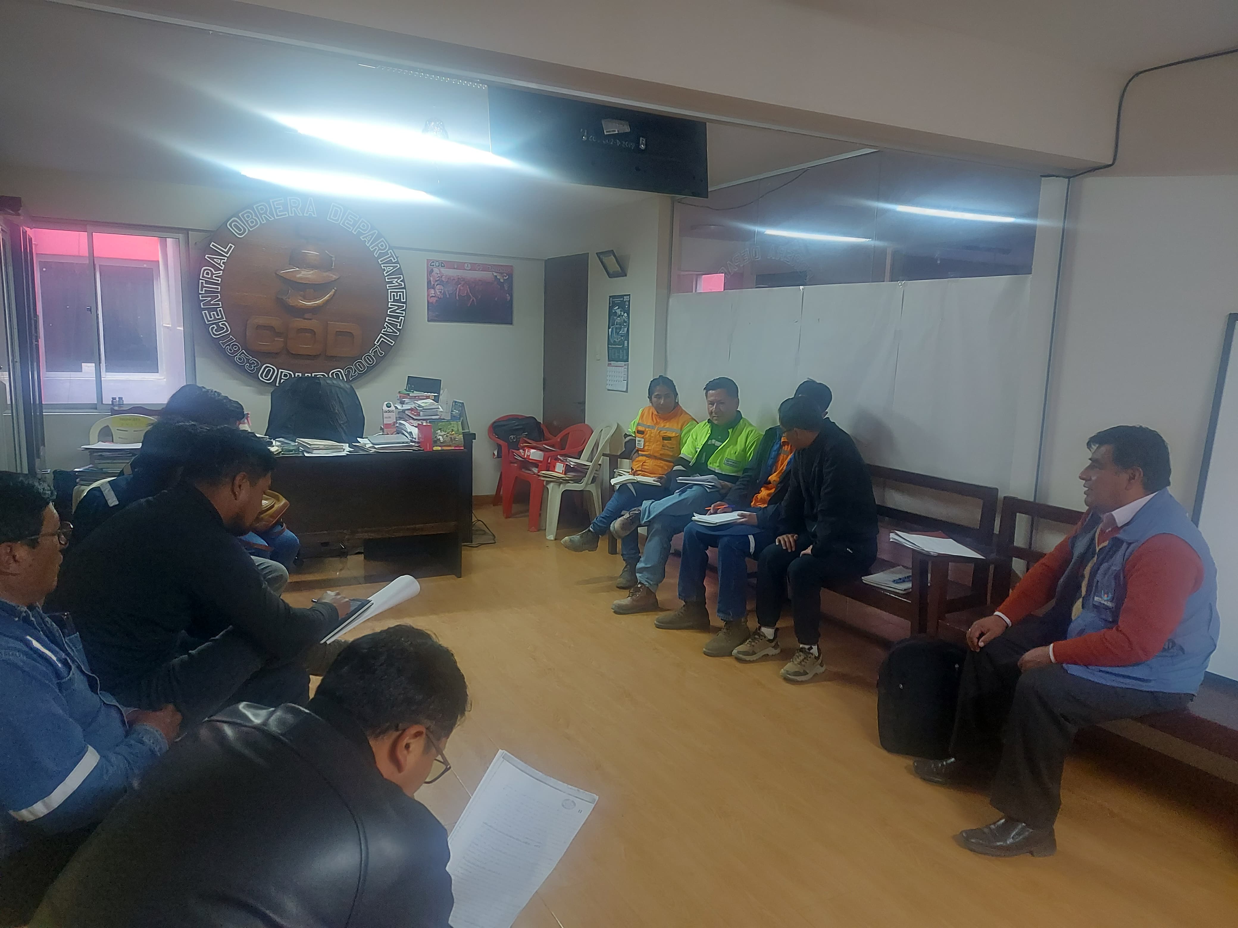 EN ORURO, CON LA MEDIACIÓN DE LA DEFENSORÍA DEL PUEBLO Y LA COD, TRABAJADORES Y EJECUTIVOS DEL CONSORCIO VHOA FIRMAN ACTA DE ENTENDIMIENTO