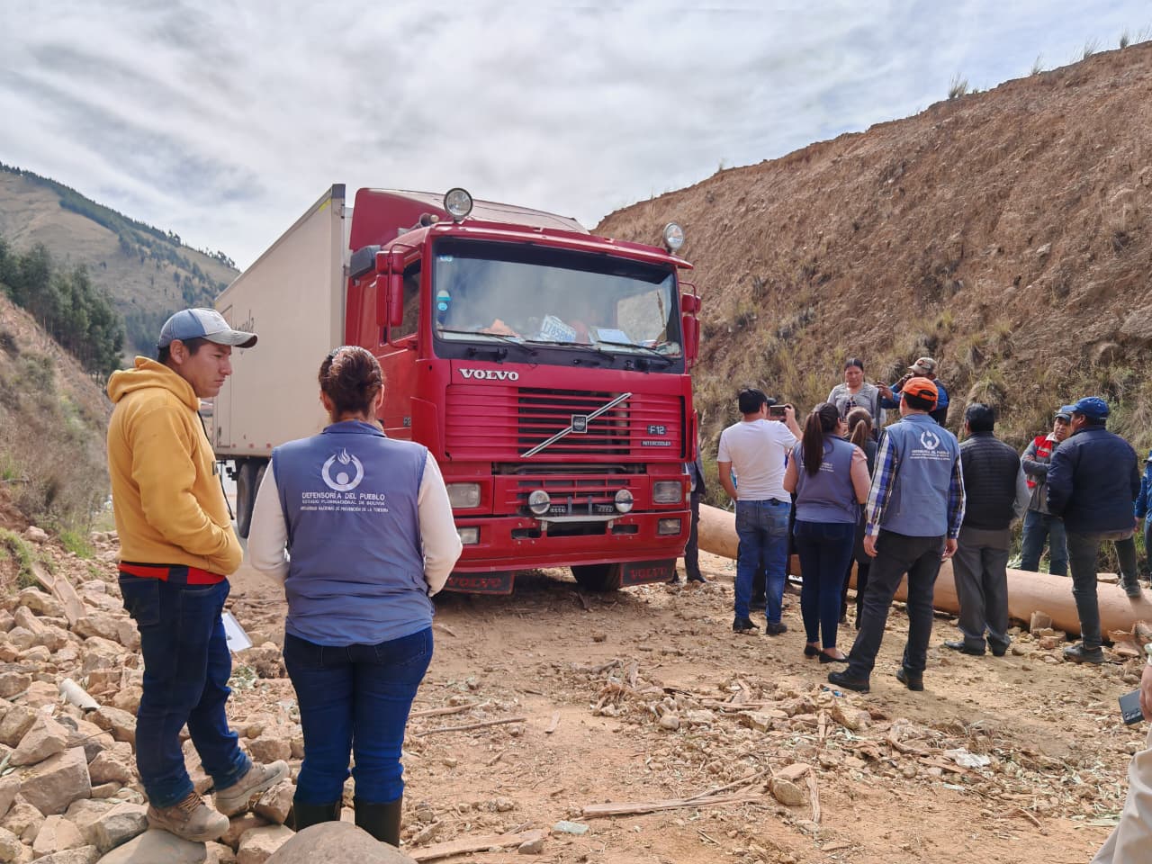 DEFENSOR DEL PUEBLO GESTIONA EL PASO DE CAMIÓN VARADO EN BLOQUEOS Y LOGRA INGRESO DE INSUMOS ESENCIALES PARA PACIENTES RENALES DE COCHABAMBA