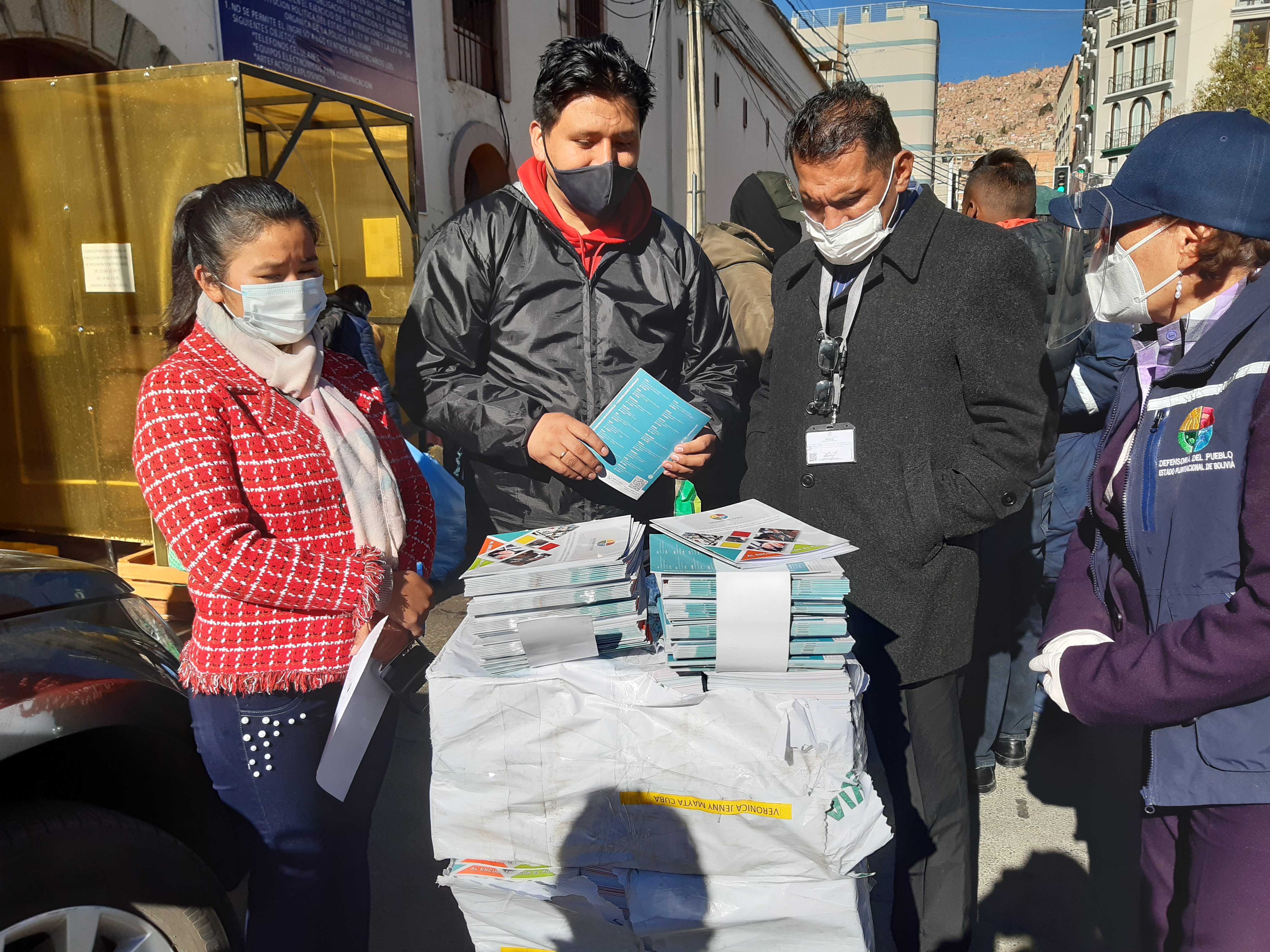 DEFENSORÍA DEL PUEBLO ENTREGA MATERIAL DE INFORMACIÓN A PRIVADOS Y PRIVADAS DE LIBERTAD