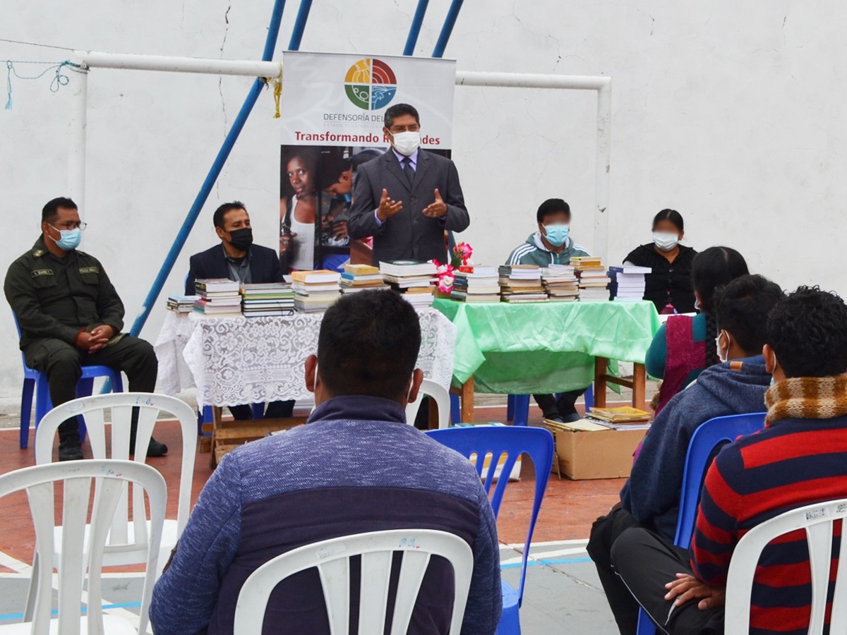 Defensoría del Pueblo entrega 583 libros a personas privadas de libertad de San Roque como parte del programa “Libros por Rejas”