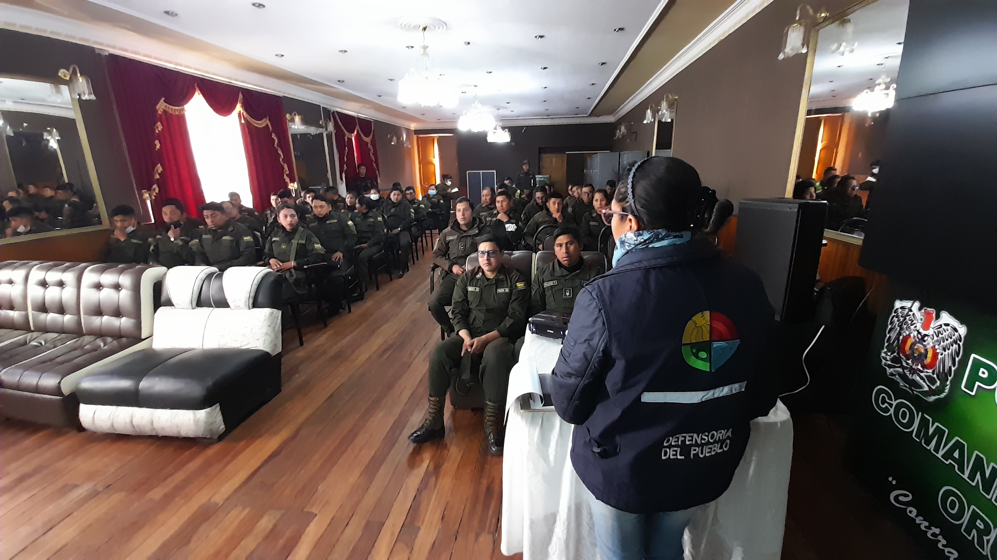 DEFENSORÍA DEL PUEBLO EN ORURO CAPACITA A EFECTIVOS DEL COMANDO DEPARTAMENTAL DE POLICÍA SOBRE DERECHOS HUMANOS Y PROTOCOLO DE BUEN TRATO A PERSONAS PRIVADAS DE LIBERTAD EN EL EJERCICIO DE LA FUNCIÓN POLICIAL