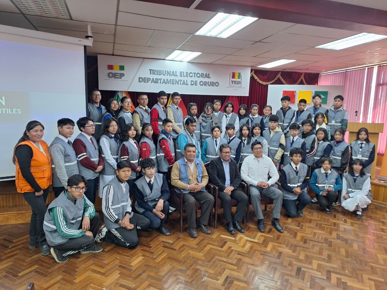 LA DEFENSORÍA DEL PUEBLO Y VISIÓN MUNDIAL ENTREGAN CHALECOS A DEFENSORES ESTUDIANTILES EN ORURO