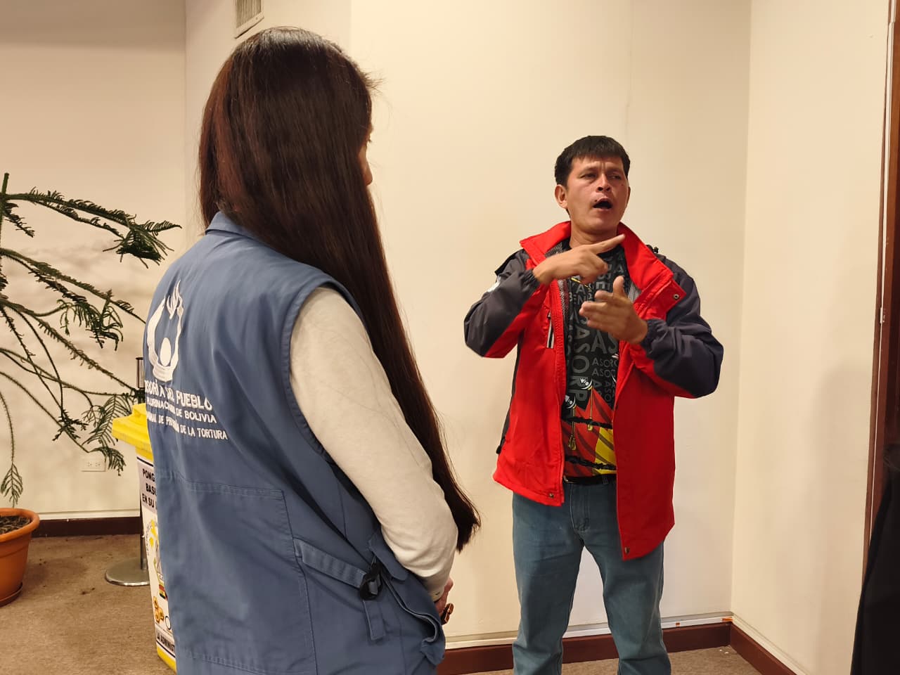 DEFENSORÍA DEL PUEBLO INTERVIENE ANTE OBSTACULIZACIÓN POLICIAL A MARCHA DE LA COMUNIDAD SORDA EN LA PAZ Y EXIGE RESPETO A SUS DERECHOS