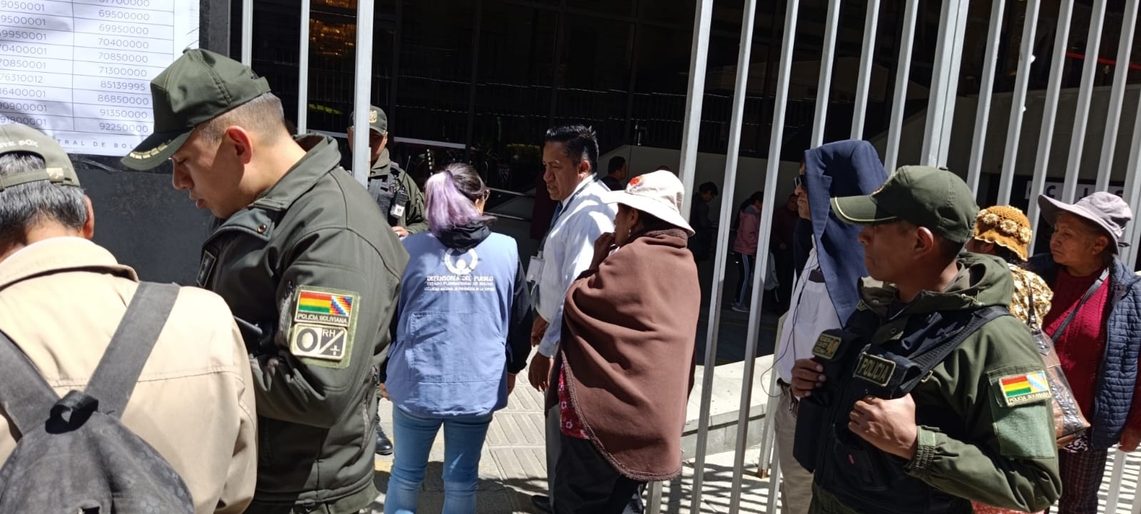 Defensoría del Pueblo verifica cumplimiento del canje de billetes de la Serie B en entidades financieras