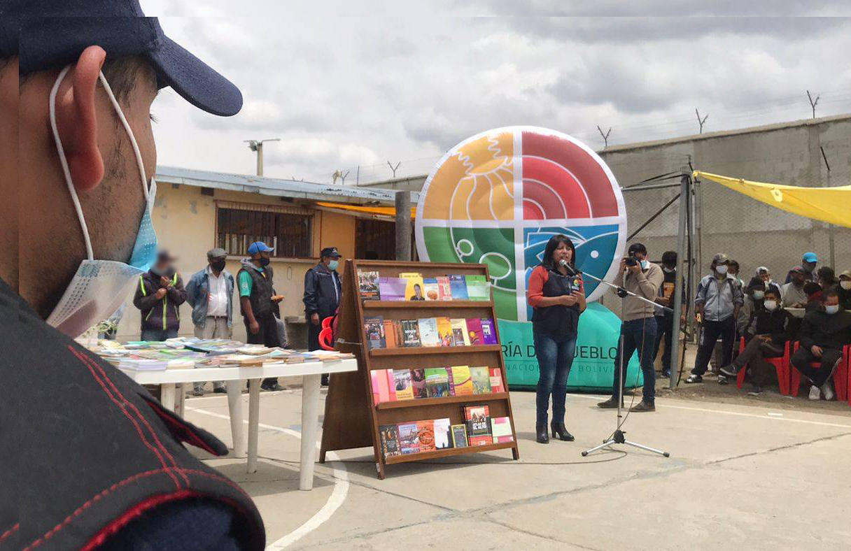 Defensoría del Pueblo realiza segunda entrega de libros en la cárcel de Chonchocoro