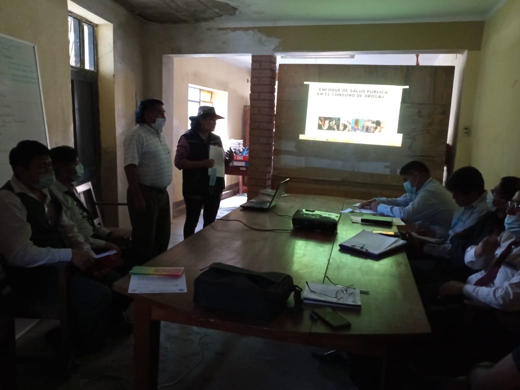 Defensoría socializa el protocolo de prevención de consumo de drogas en encuentro con directores de las áreas urbana y rural del municipio de Guanay
