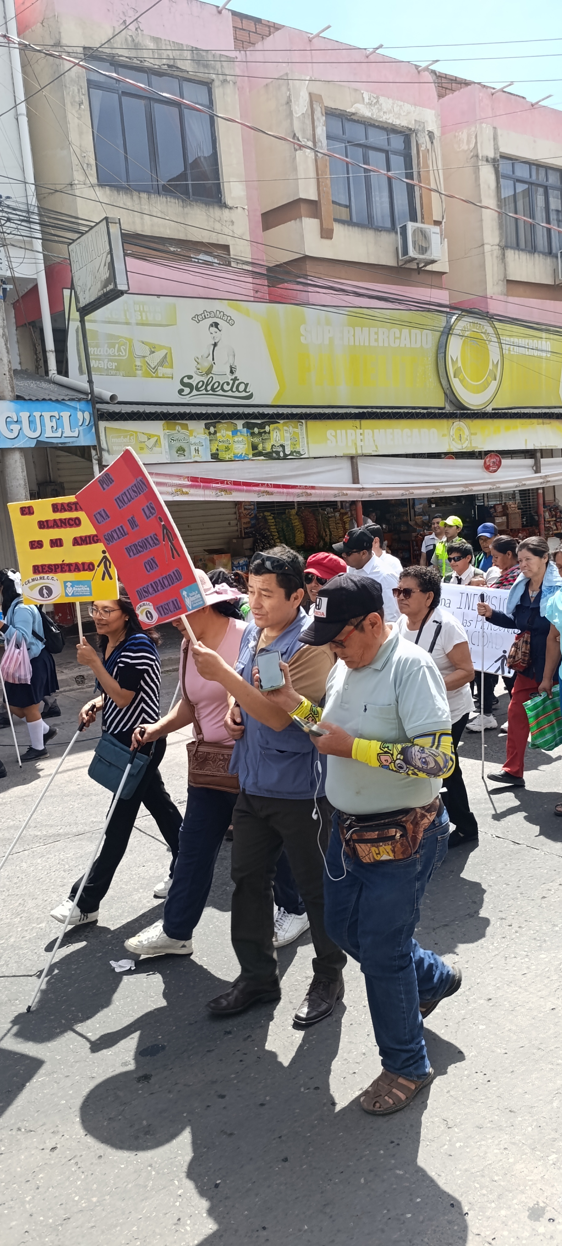 DEFENSORÍA DEL PUEBLO PROMUEVE DERECHOS DE PERSONAS CIEGAS EN LA “MARCHA POR EL DÍA DEL BASTÓN BLANCO”, EN YACUIBA