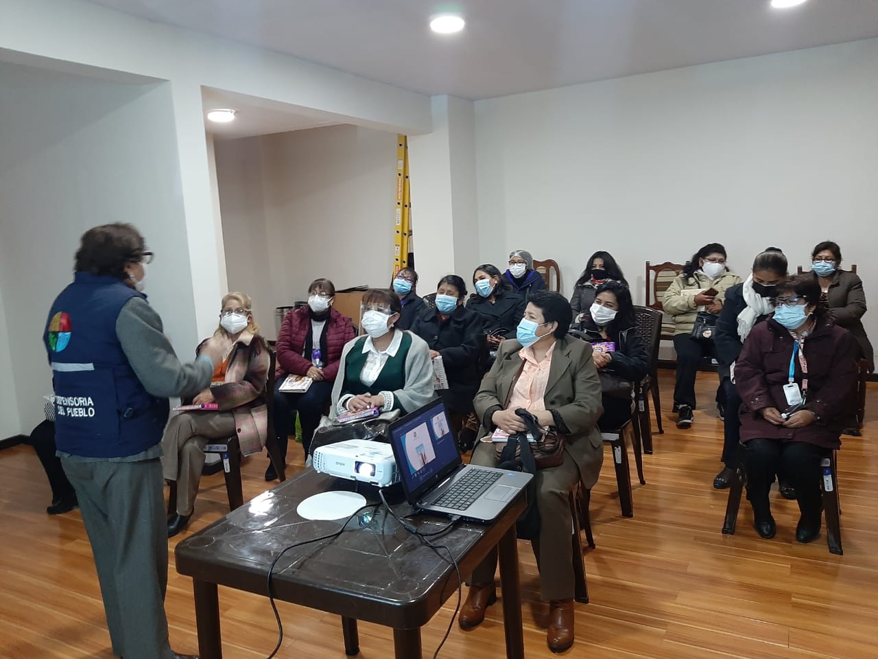 La Defensoría del Pueblo socializa la ley contra la violencia hacia las mujeres entre las afiliadas al Colegio de Secretarias de Bolivia