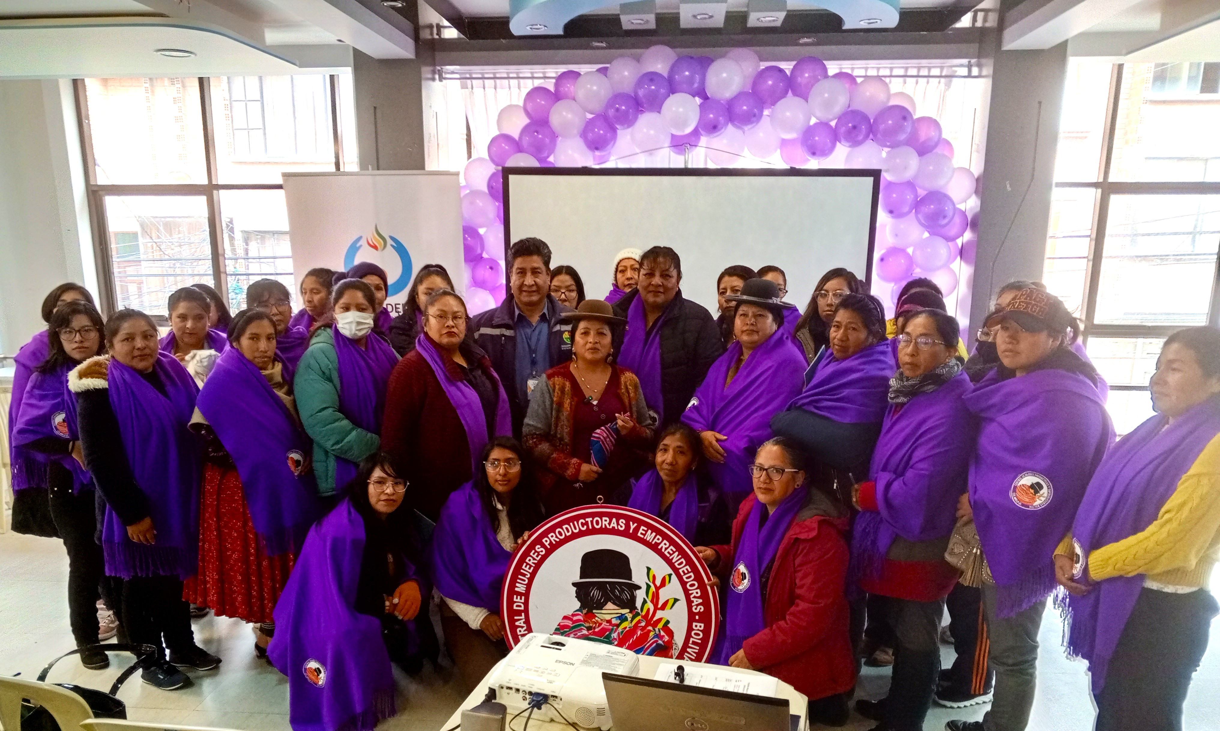 MUJERES PRODUCTIVAS Y EMPRENDEDORAS DE EL ALTO FORTALECEN Y EMPODERAN SUS DERECHOS A TRÁVES DE UN TALLER DE FORMACIÓN REALIZADO POR LA DEFENSORÍA DEL PUEBLO