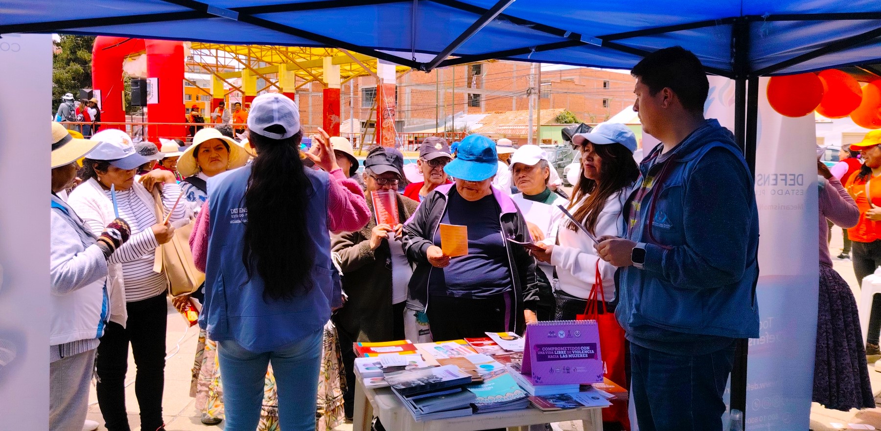 DEFENSORÍA DEL PUEBLO IMPULSA LA PREVENCIÓN DE LA VIOLENCIA Y LA PROMOCIÓN DE DERECHOS HUMANOS DE NIÑAS, NIÑOS, ADOLESCENTES Y MUJERES  EN FERIA MULTIDISCIPLINARIA EN EL ALTO