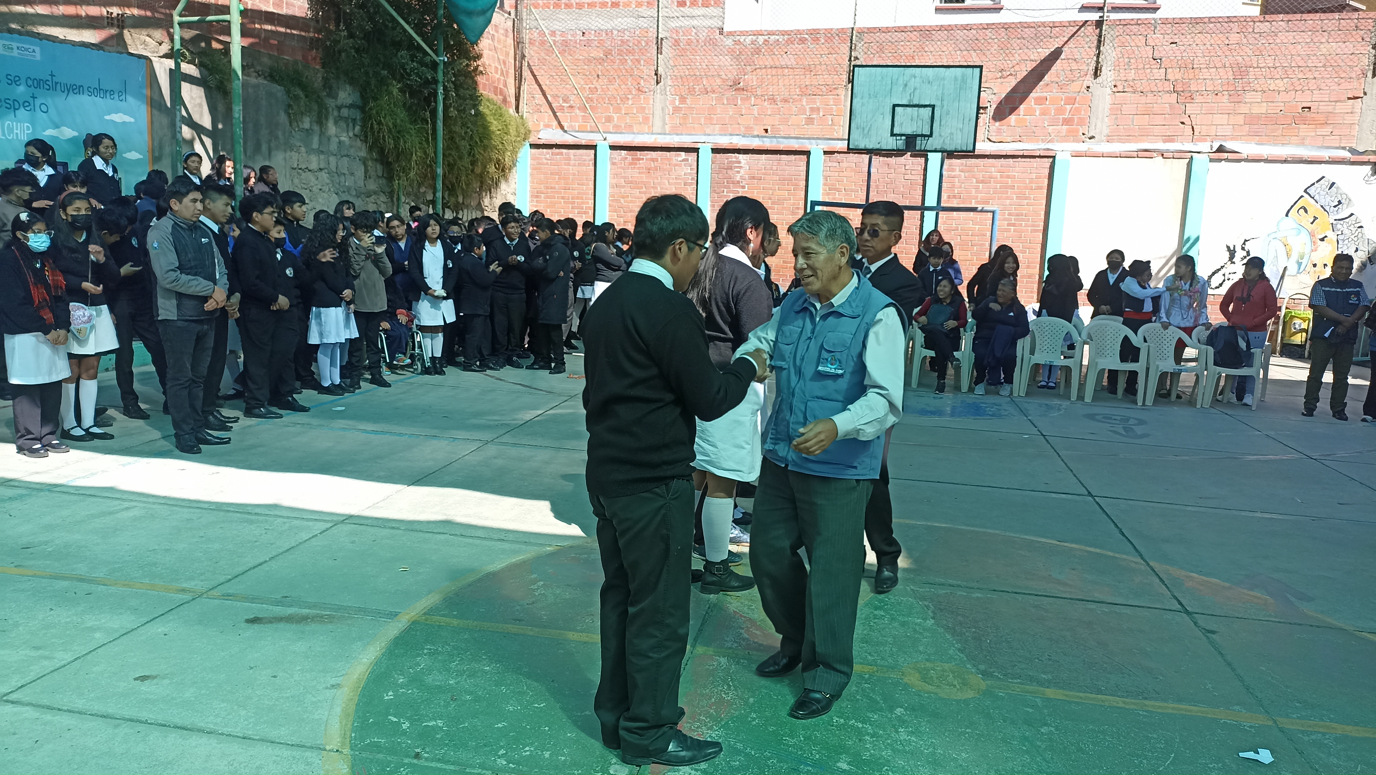 DEFENSORÍA DEL PUEBLO ACOMPAÑA POSESIÓN DEL PRIMER DEFENSOR ESTUDIANTIL DE LA UNIDAD EDUCATIVA BOLIVIA IV EN LA PAZ