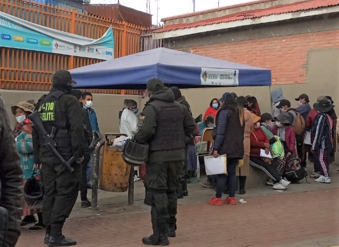 Tras los hechos de violencia contra un punto de vacunación en El Alto, la Defensoría del Pueblo gestiona y posibilita resguardo policial