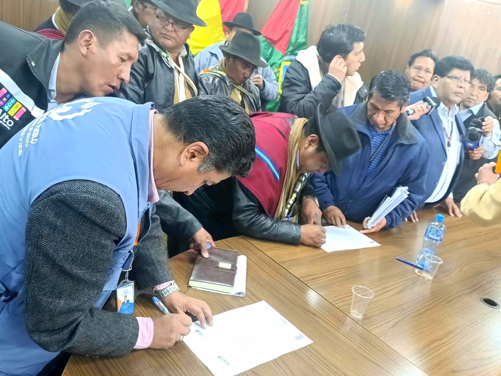DEFENSORÍA DEL PUEBLO PROPICIA DIÁLOGO ENTRE COMUNIDADES DE VILLA INGENIO Y EL GAMEA Y SE LEVANTA BLOQUEO EN EL RELLENO SANITARIO EL INGENIO
