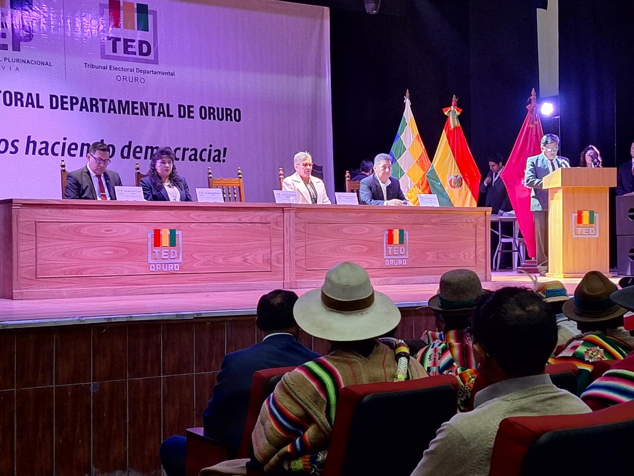 DEFENSORÍA DEL PUEBLO ACOMPAÑA ENTREGA DE CREDENCIALES A AUTORIDADES ELECTAS EN ORURO